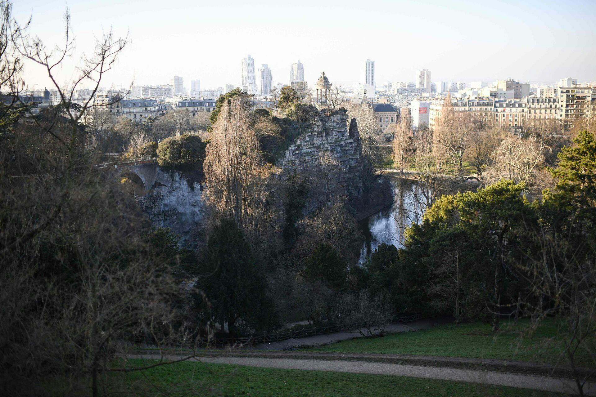 Den parisiske park er et af byens grønne åndehuller - men for nuværende må indbyggerne undvære parken, da den er fuldstændig lukket for offentligheden under efterforskningen af drabssagen.
