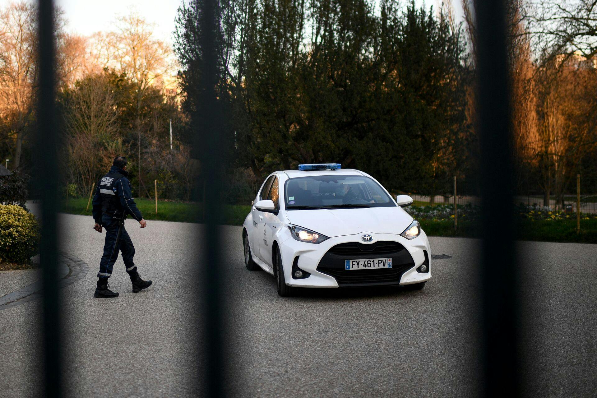 Fransk politi arbejder i den populære Buttes-Chaumont park i Paris, hvor en kvinde er blevet fundet dræbt og parteret.