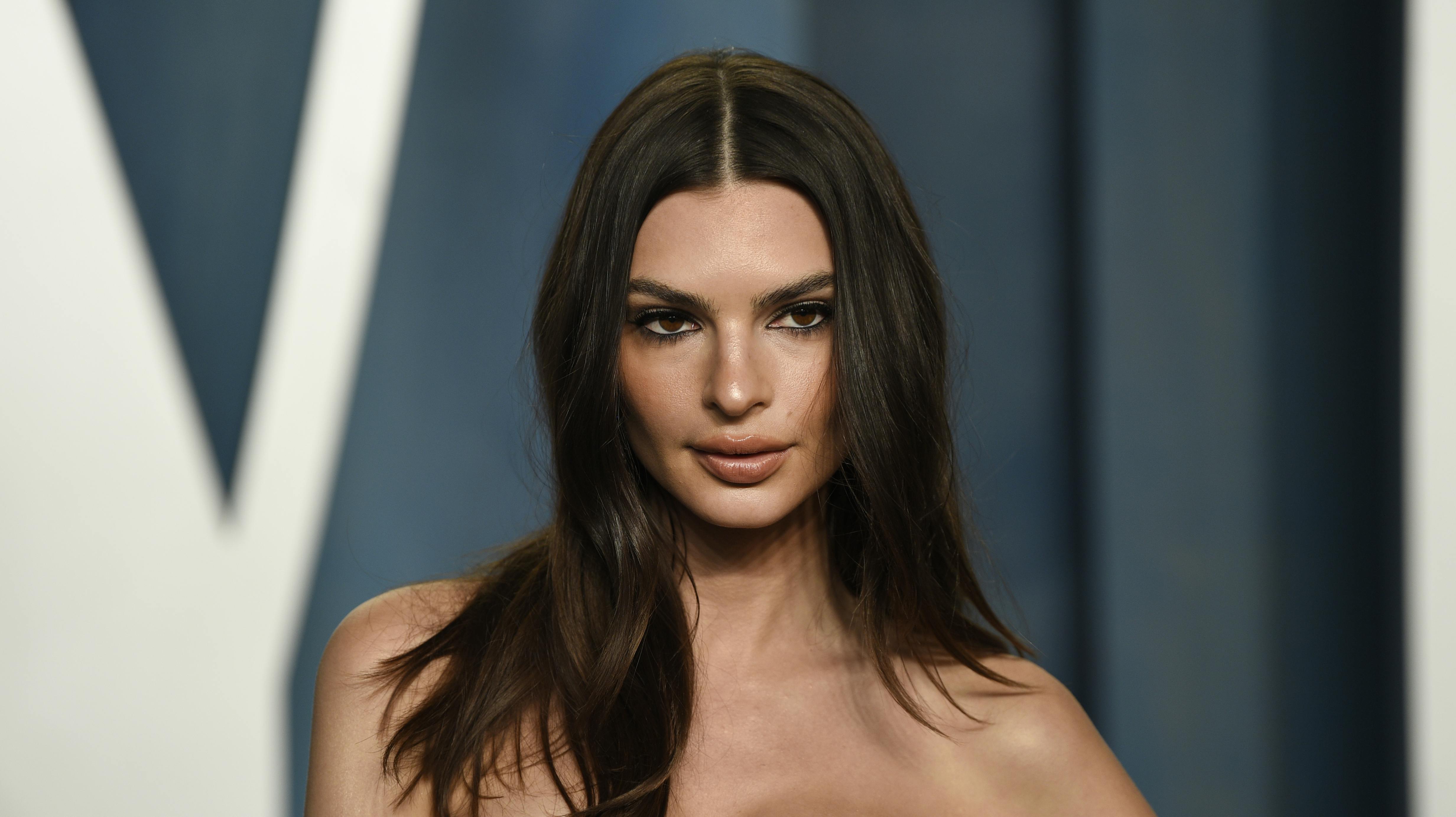 Hvis nogen er i tvivl, slår Emily Ratajkowski nu fast en gang for alle, hvordan man udtaler hendes navn.