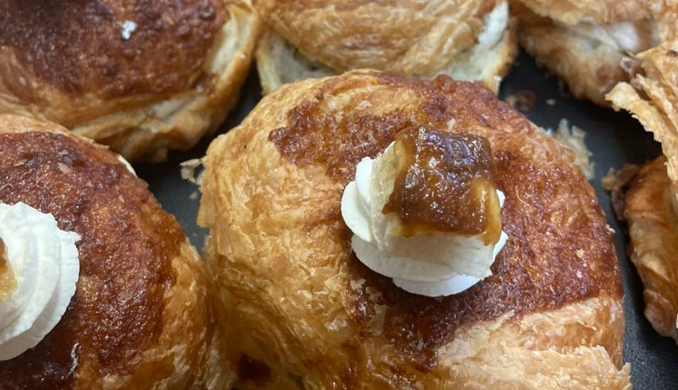 Bogense Bagerens lancering af fastelavnsbollen med brunsviger er blevet taget rigtig godt imod af kunderne.