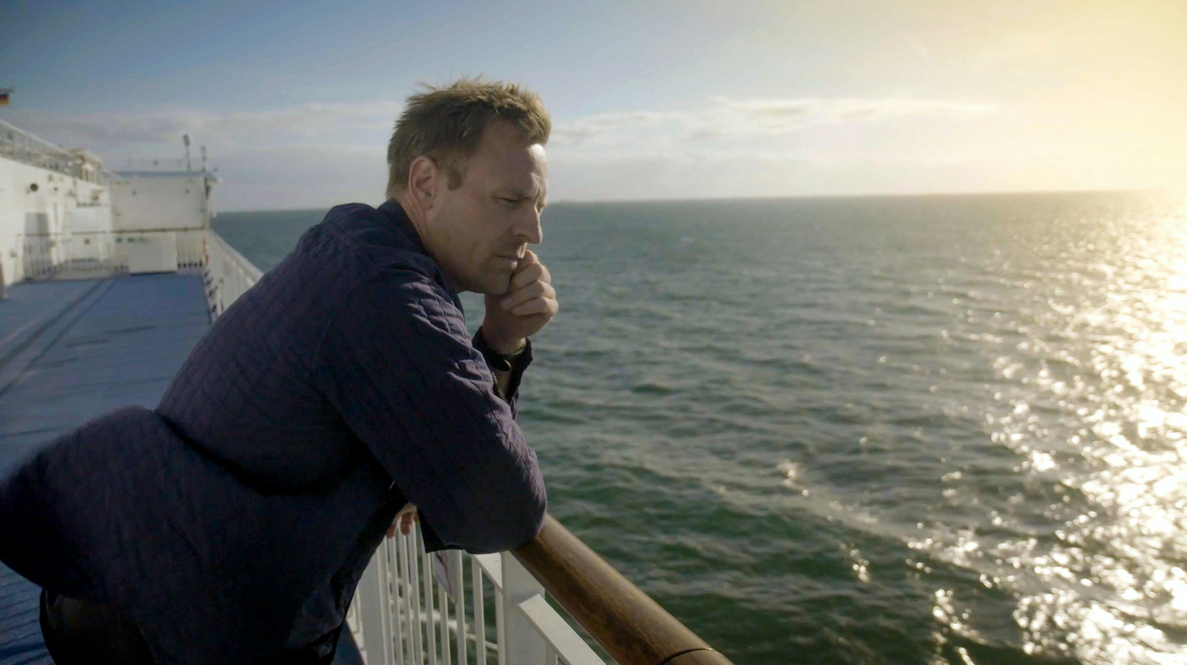 Det er vært Kristian Bech, der følger i sporene på "Kris" i programmet "Som sunket i jorden"