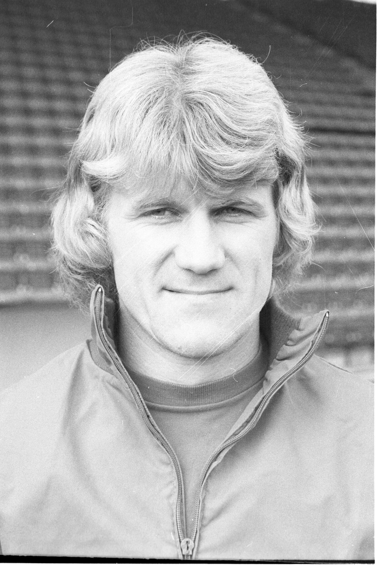 Morten Olsen var på kontrakt i Belgien, da hans kæreste forsvandt sporløst. Han var ikke med på færgen, da hun var på vej til Tyskland på shoppingtur, og siden har han kun talt meget sparsomt om hende. 
 