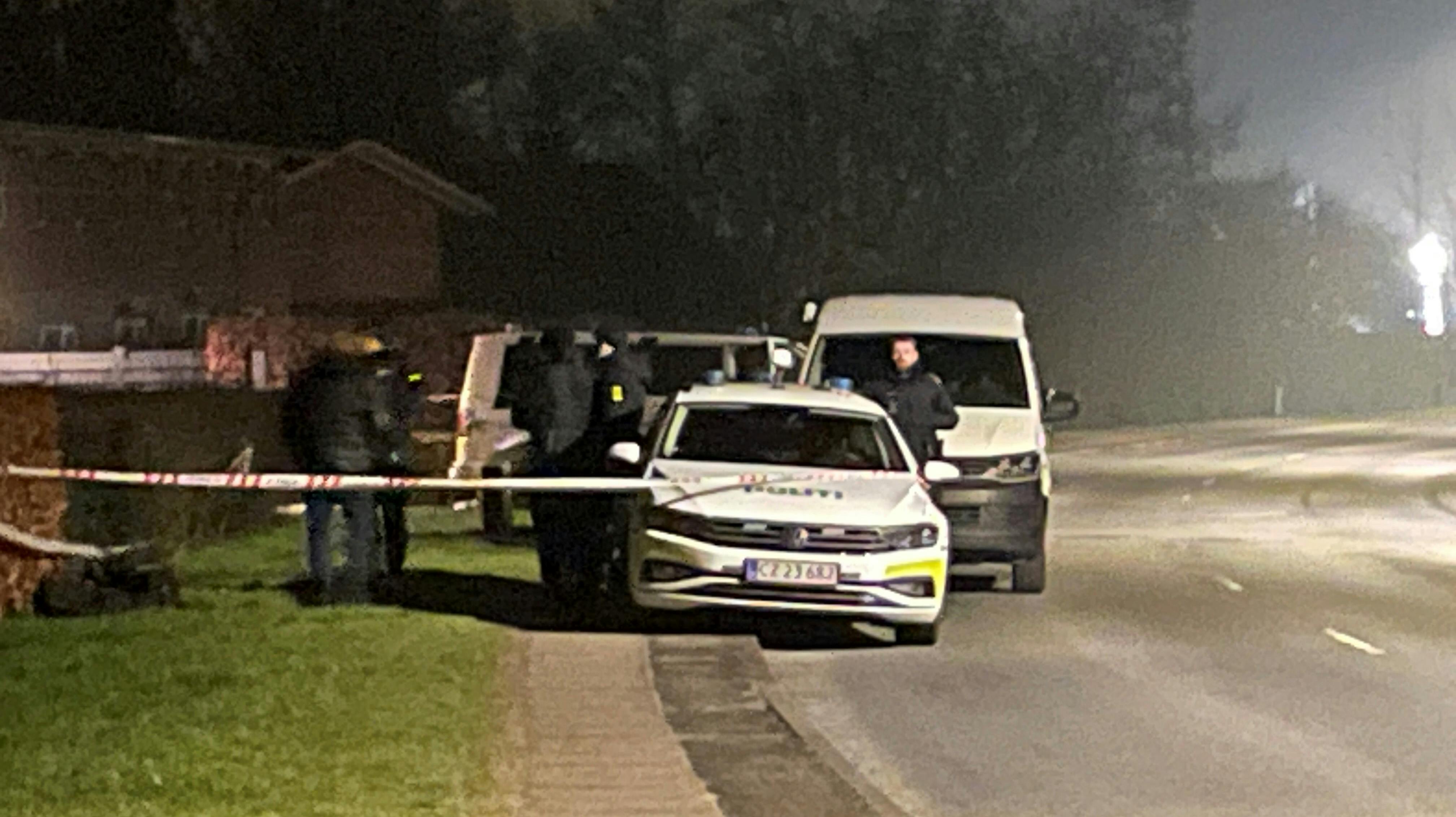 Politiet til stede ved drabsstedet i Sabro onsdag aften.