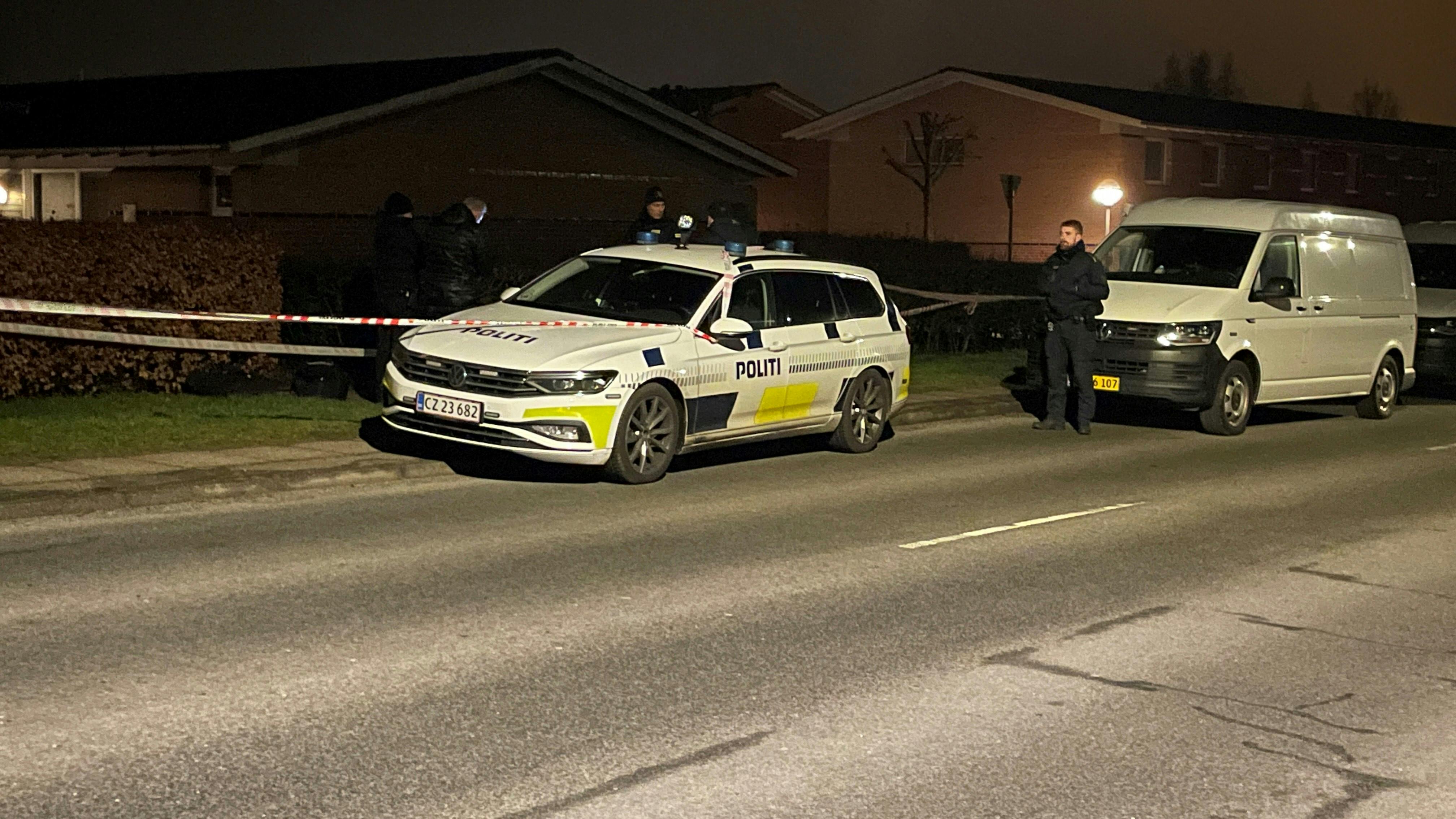 Politiet rykkede onsdag aften ud til en adresse i Sabro, hvor en 65-årig kvinde blev fundet dræbt. Et 44-årigt familiemedlem er anholdt og sigtet for drab.