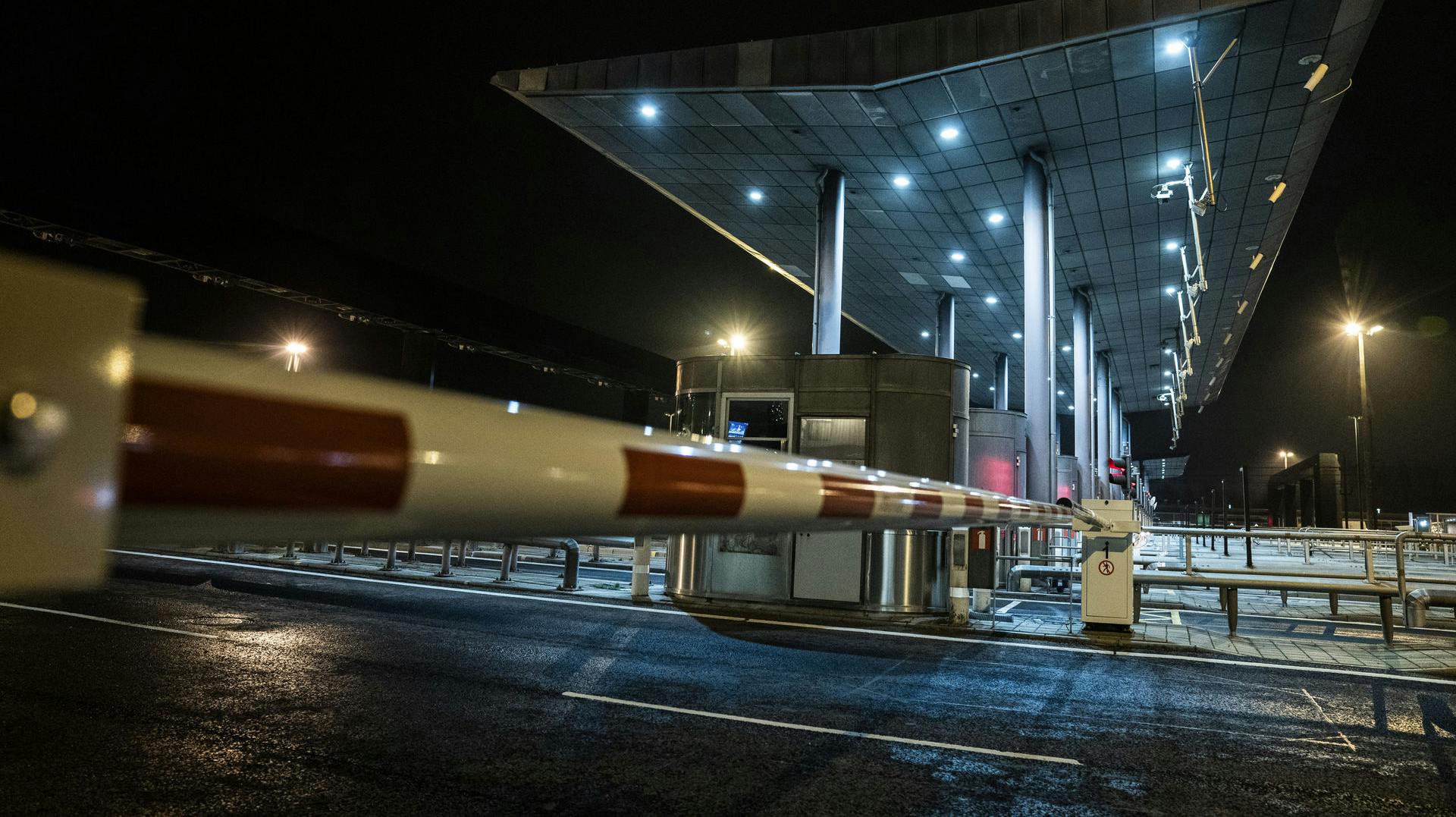 Der kommer hverken biler eller tog igennem afspærringerne ved Øresundsbroen.