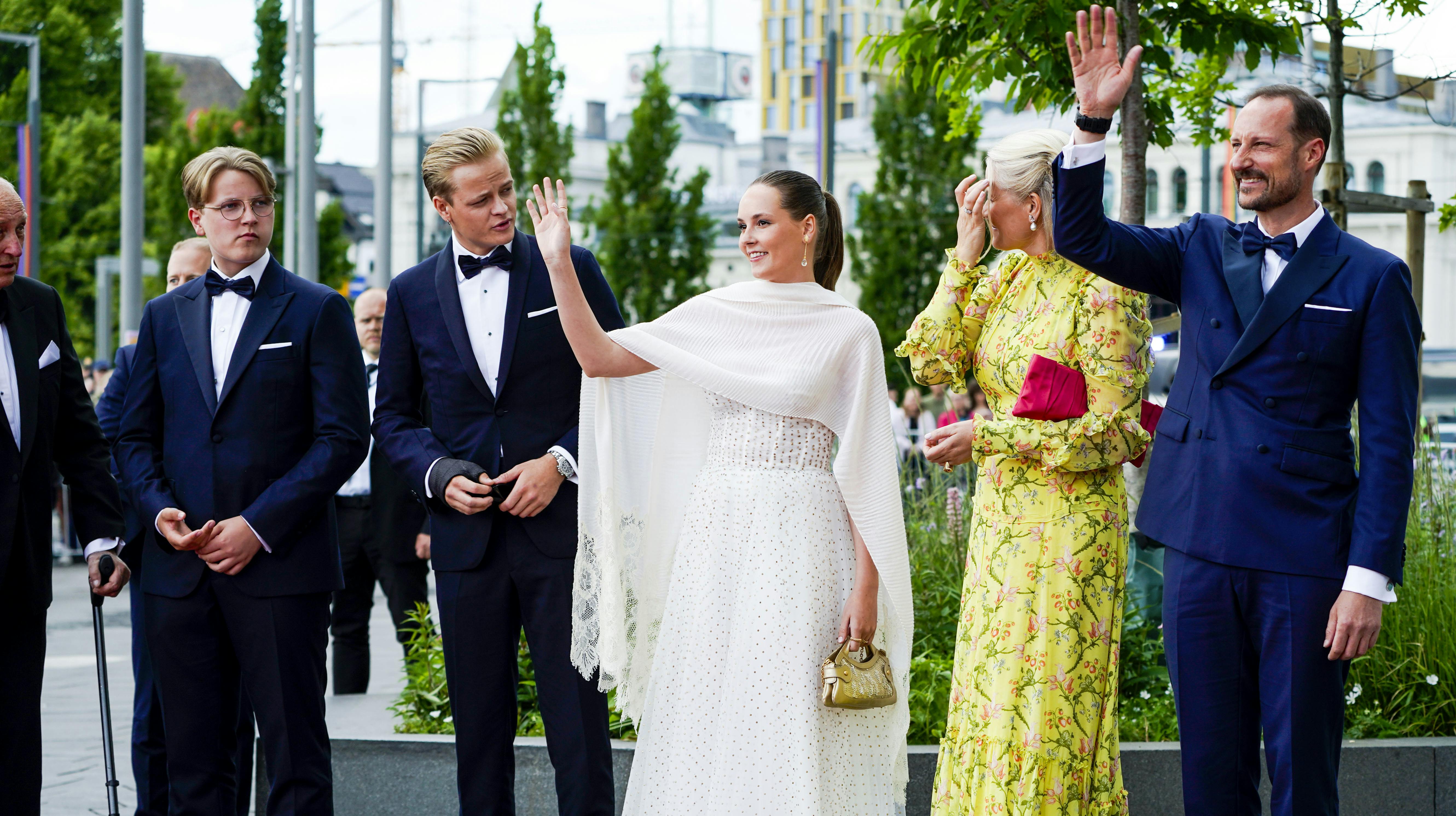 Her står Marius Borg Høiby ved siden af sin halvsøster prinsesse Ingrid Alexandra, da hun fyldte 18 år sidste år. nbsp;