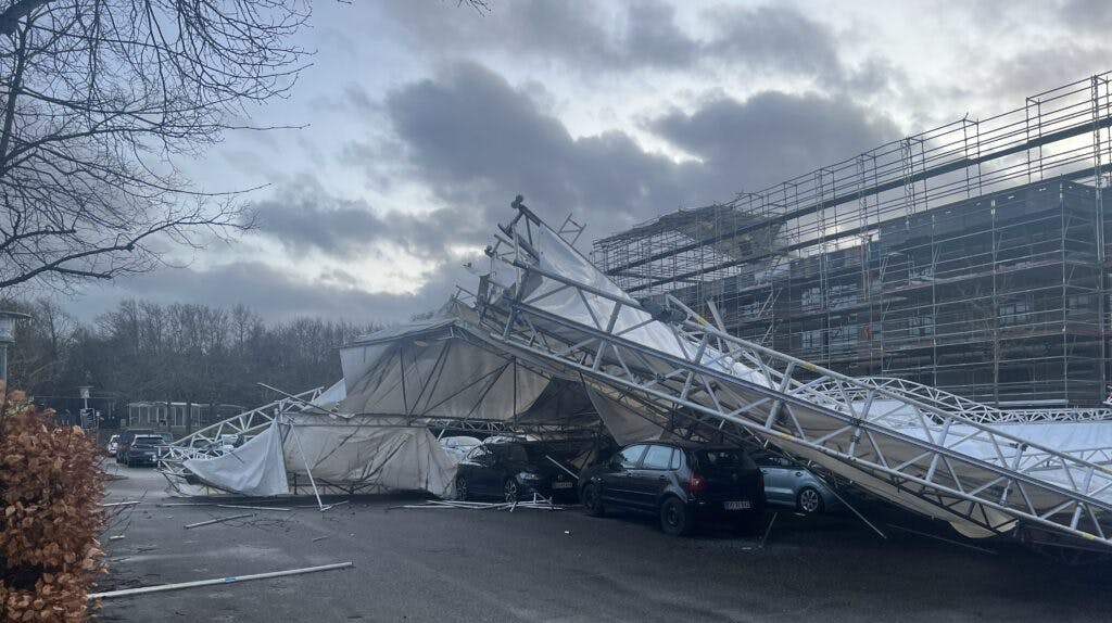 I Roskilde har Otte været brutal over for et stillads og bilerne under det. 
