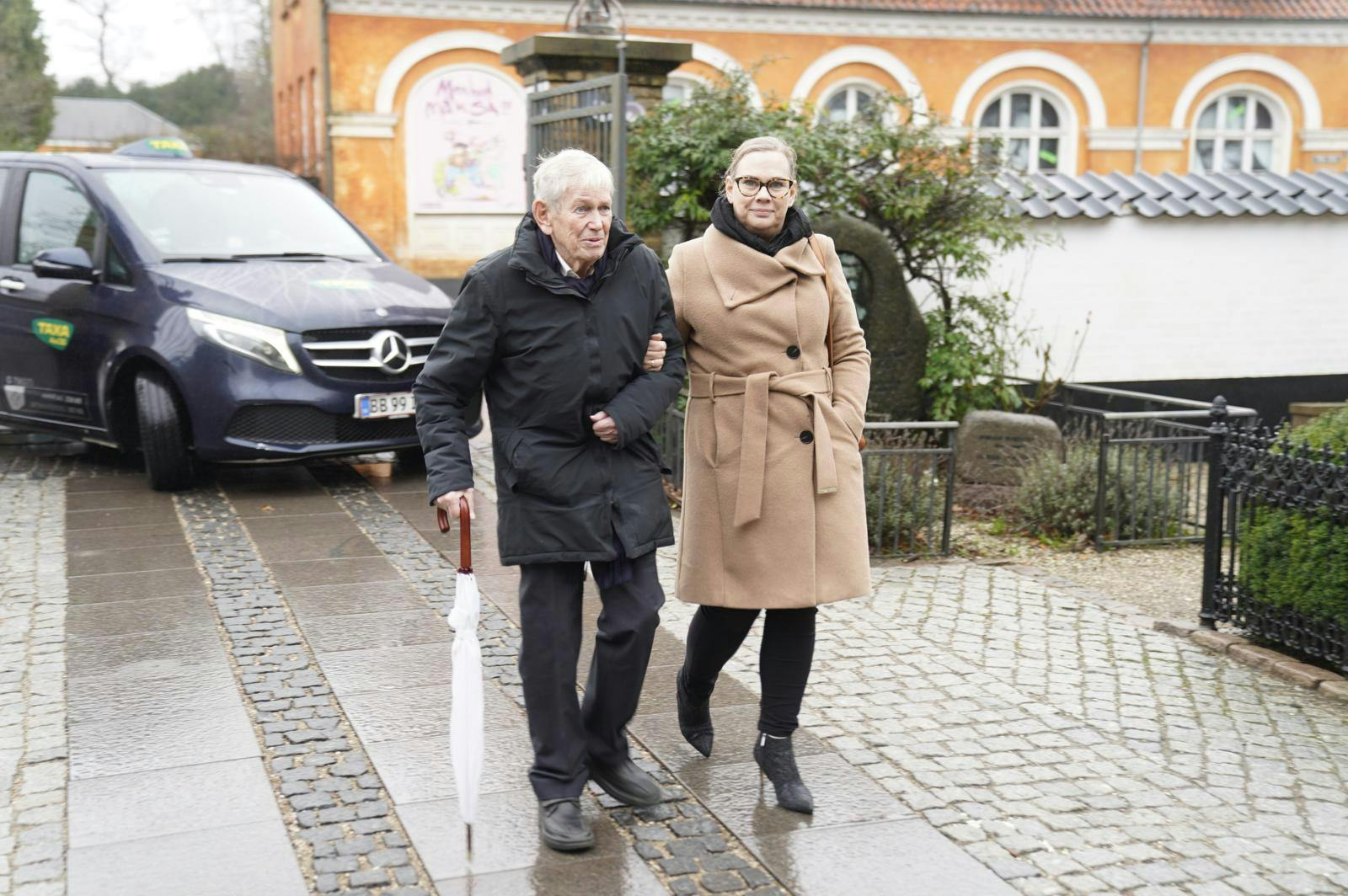 Hjorning støttede sig til datteren.