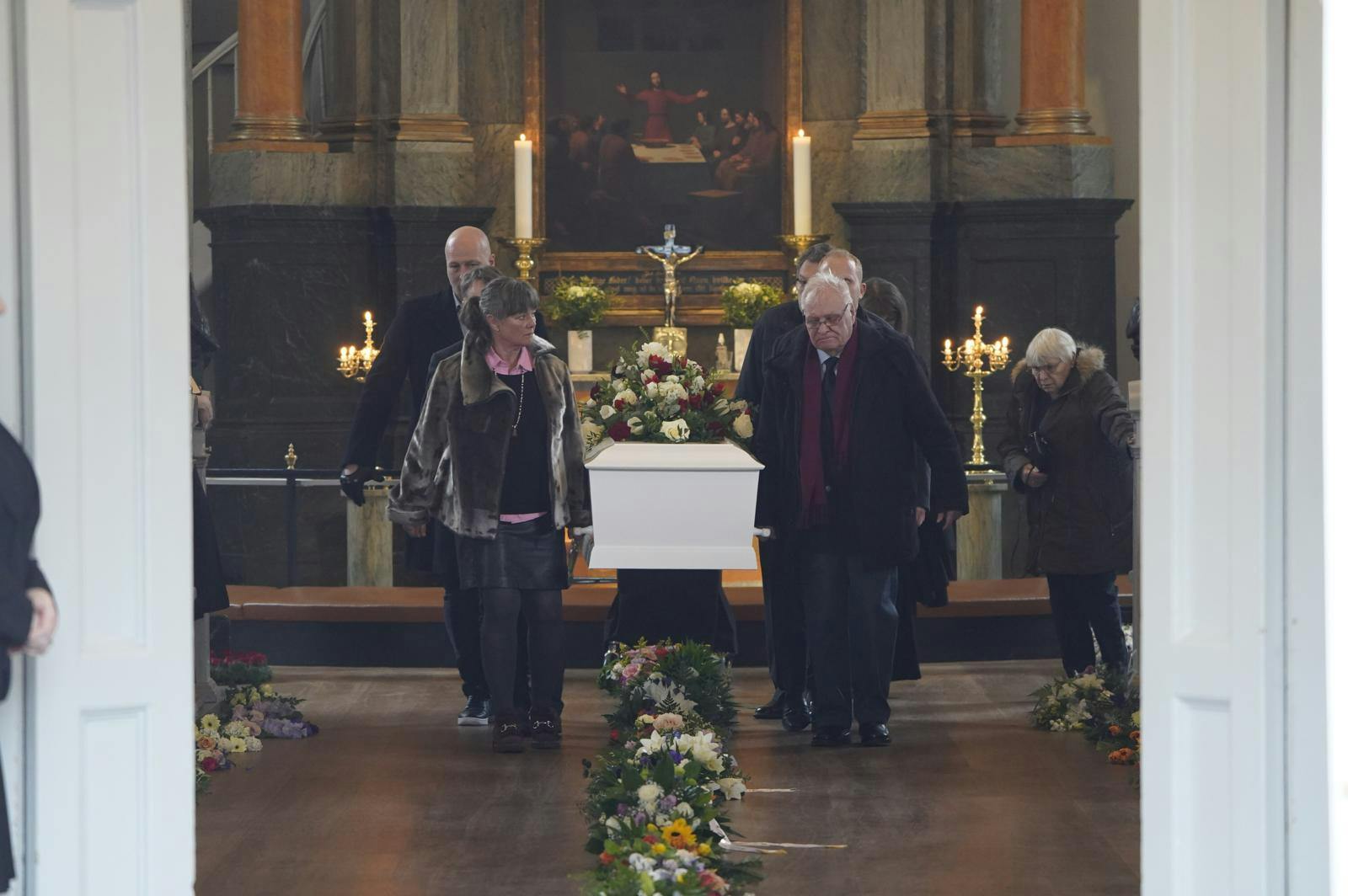 Her bæres kisten ud efter den smukke højtidelighed. Michael Juul Sørensens mand, Leif Bering, var naturligvis med til at bære sin elskede til graven.