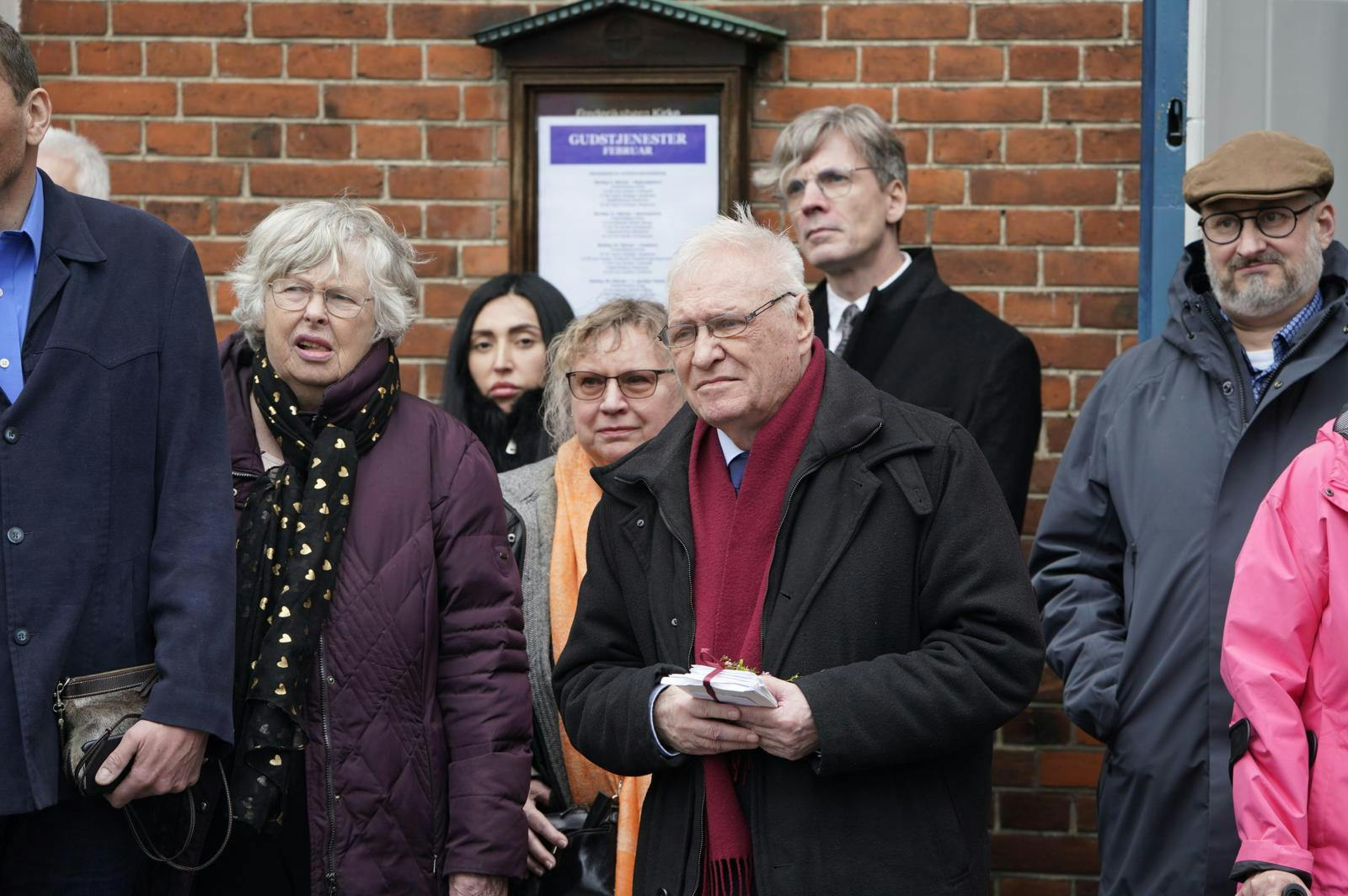 Michael Juul Sørensens mand, Leif Bering, siger her det sidste farvel ved kisten.