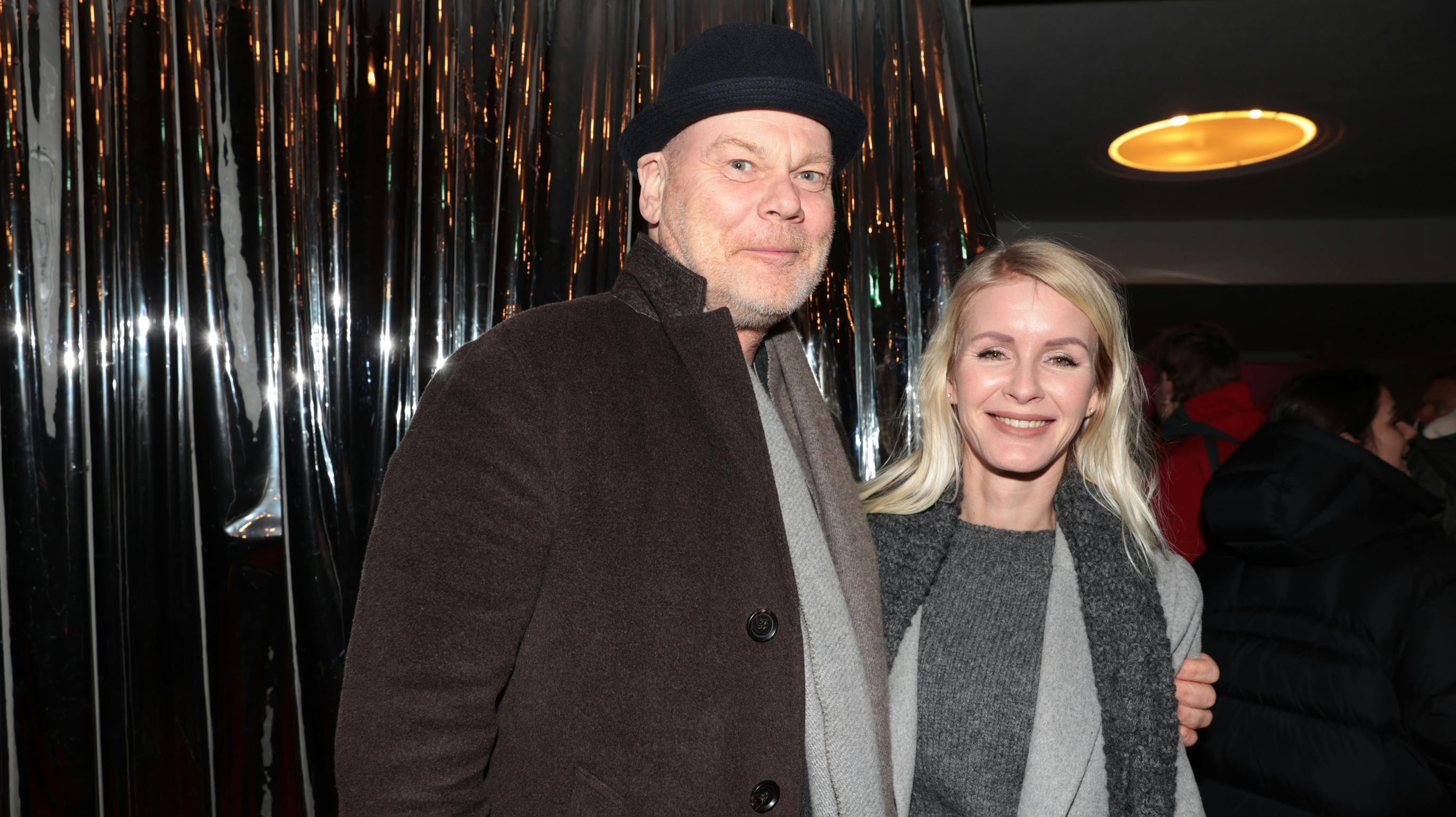 Andreas Bo med sin forlovede, Katrine Wadil, på den røde løber til premieren på "Stalins død" på Nørrebro Teater.