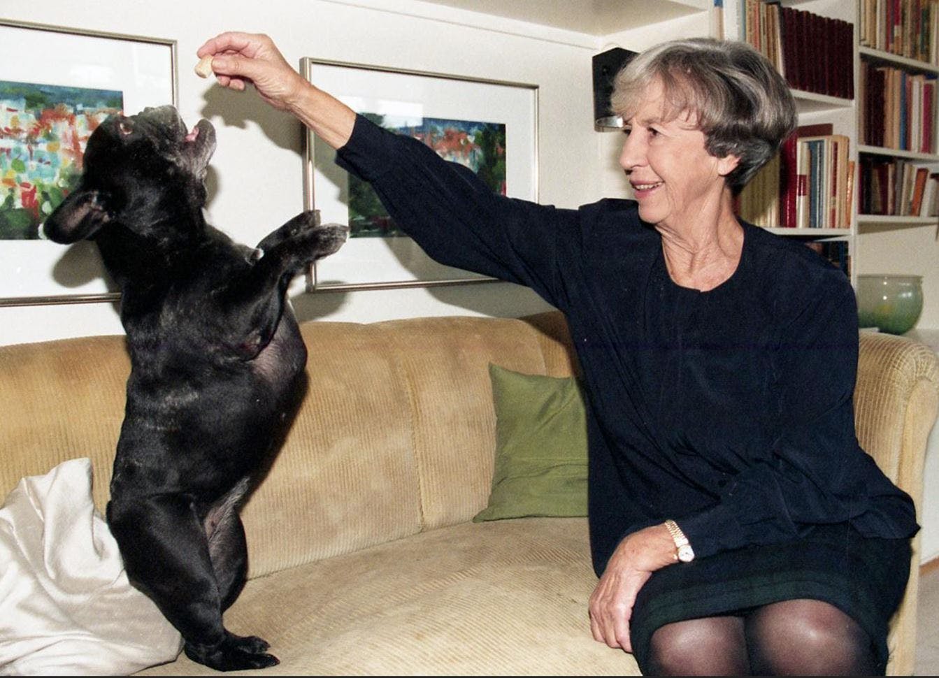 Lise Nørgaard med sin elskede franske bulldog Viffer. Nu hviler hun under en sten, der har samme størrelse og farve som Viffer.