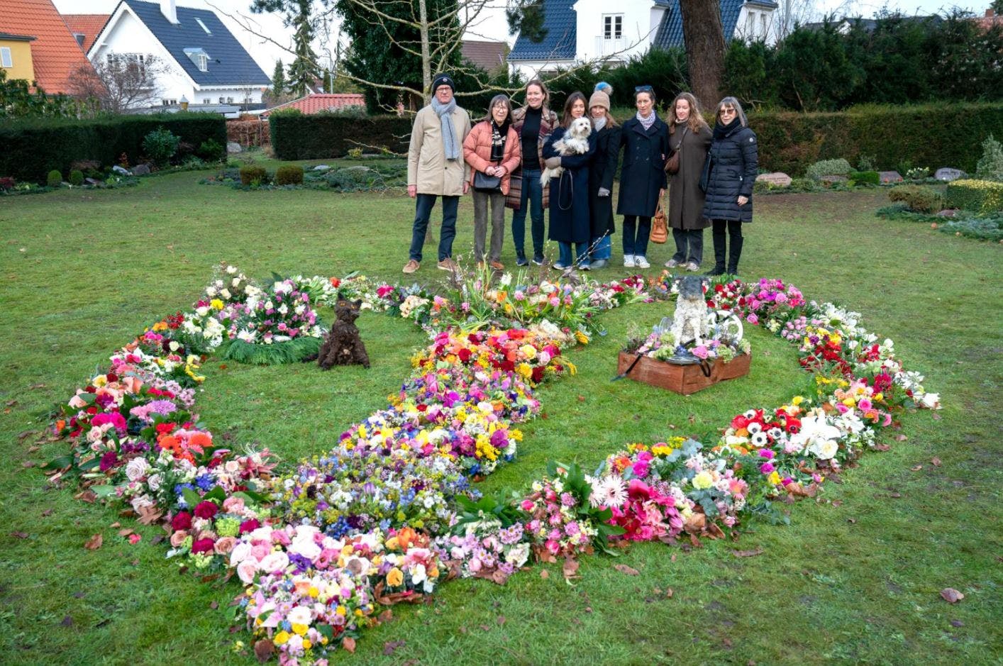Efter bisættelsen i januar blev blomsterne kørt til Sankt Ibs Kirkegård, hvor Lise Nørgaards familie beundrede dem.