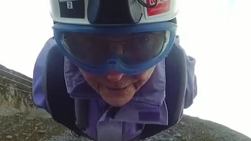 85-årige Sally Webster ønskede at få en tur med den hurtigste svævebane i Wales og det ønske blev opfyldt. Hele turen blev filmet.