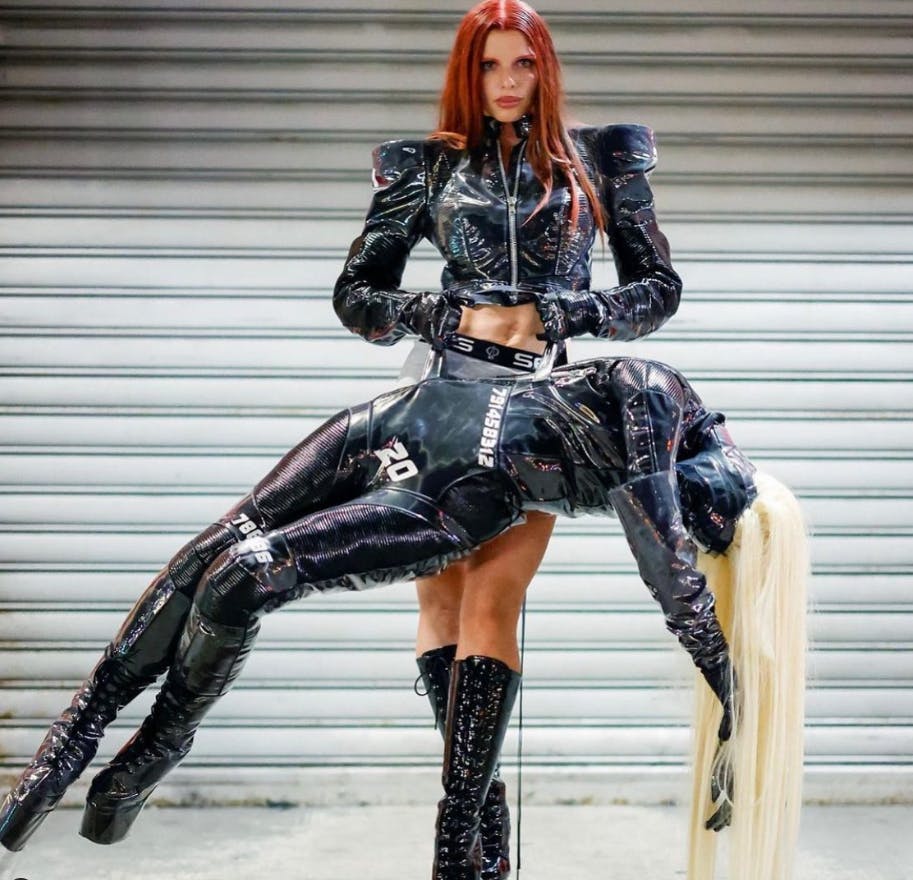 Det er den canadiske designer, Mikhael Kale, der har skabt den bizarre taske, og historien melder intet om, hvorvidt der er plads til pung, mobil og nøgler. 