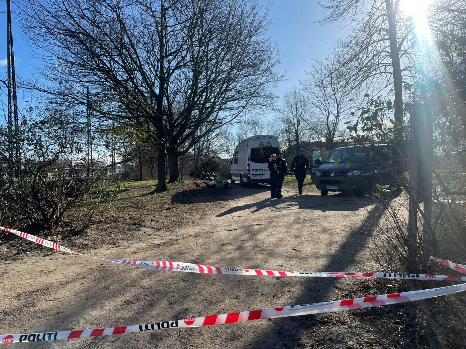 Østre Anlæg er spærret for offentligheden, mens politiet leder efter 41-årige, der forsvandt fredag eftermiddag.