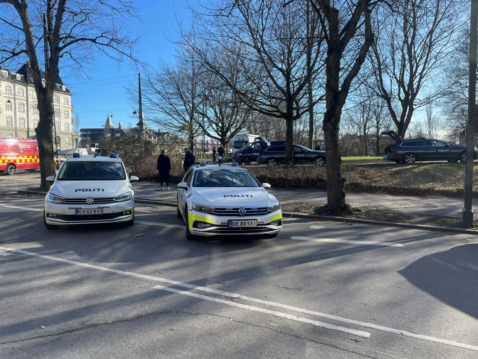 Politiet har netop nu afspærret Østre Anlæg i København, hvor de med hunde, dykkere og drone leder efter forsvundne kvinde. 