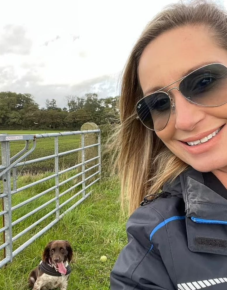 Nicola sammen med sin elskede hund, der selv fandt hjem, da hun pludselig forsvandt.