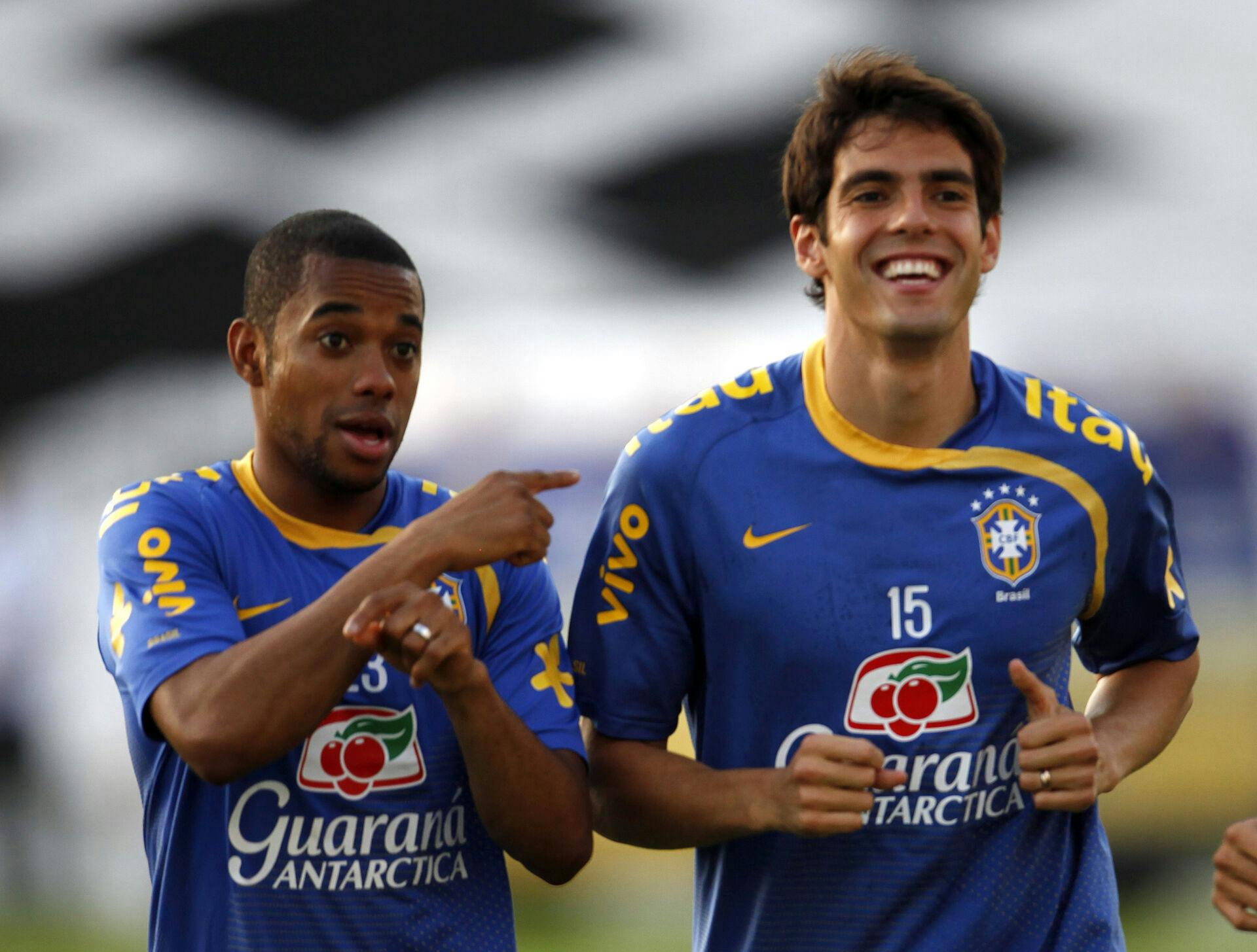 Med 100 landskampe for Brasilien har Robinho gennem sin karriere været en kæmpe stjerne i hjemlandet. Skulle han dog forlade Brasilien kan han se frem til at afsone ni år i et fængsel for en voldtægtssag fra 2013.