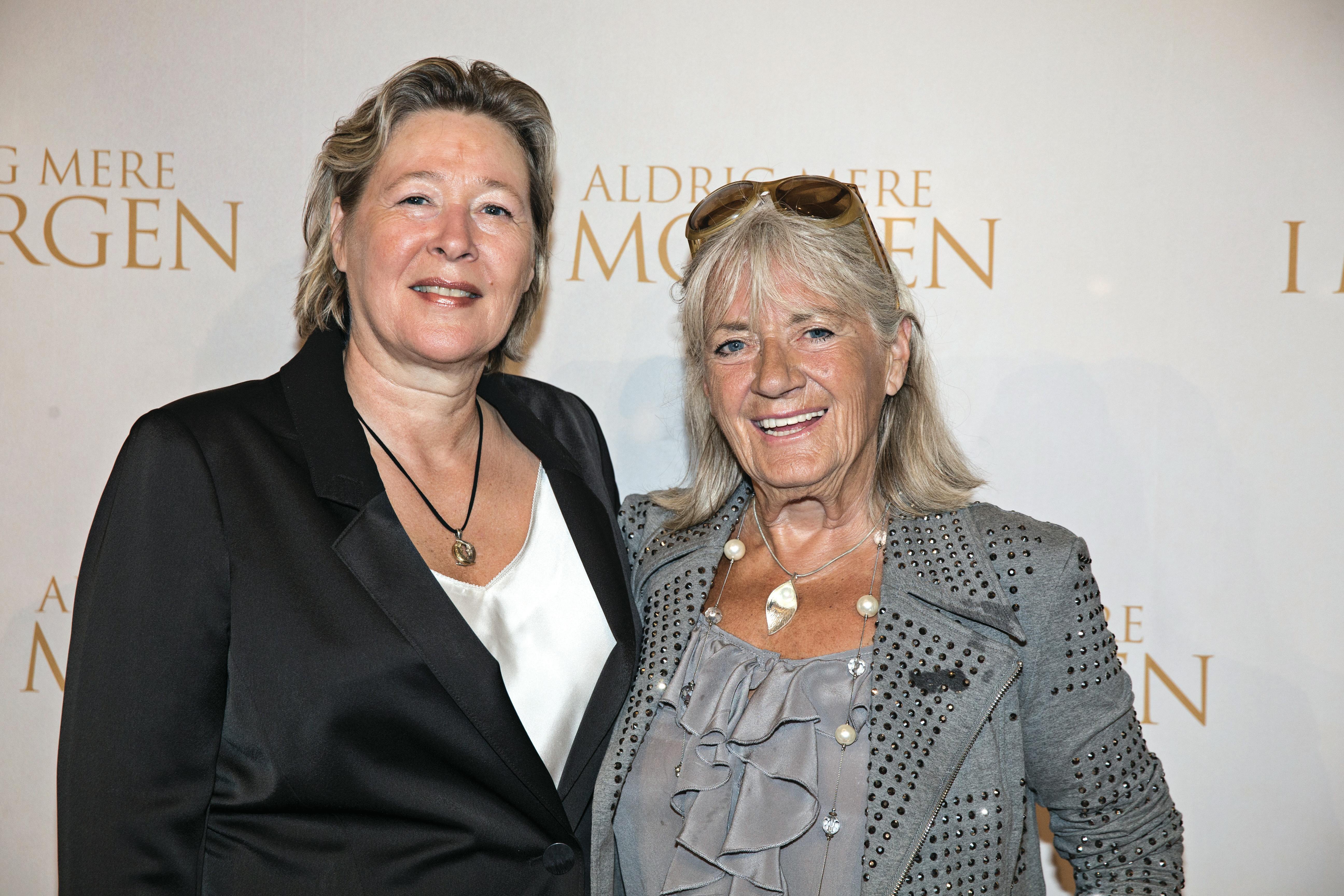 I 26 år flettede Britt Bendixen fingre med den 18 år yngre Marianne Nybo. Her er de til premiere på "Aldrig mere i morgen" i 2017. 