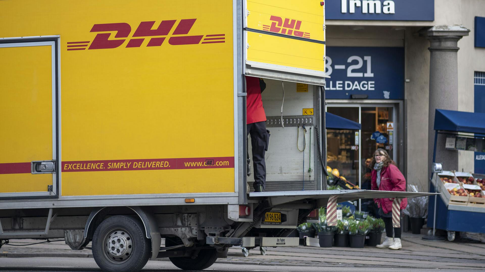 Logistik- og transportfirmaet DHL er anklaget for at have brudt arbejdsmiljøloven - i den forbindelse kom en medarbejder slemt til skade.