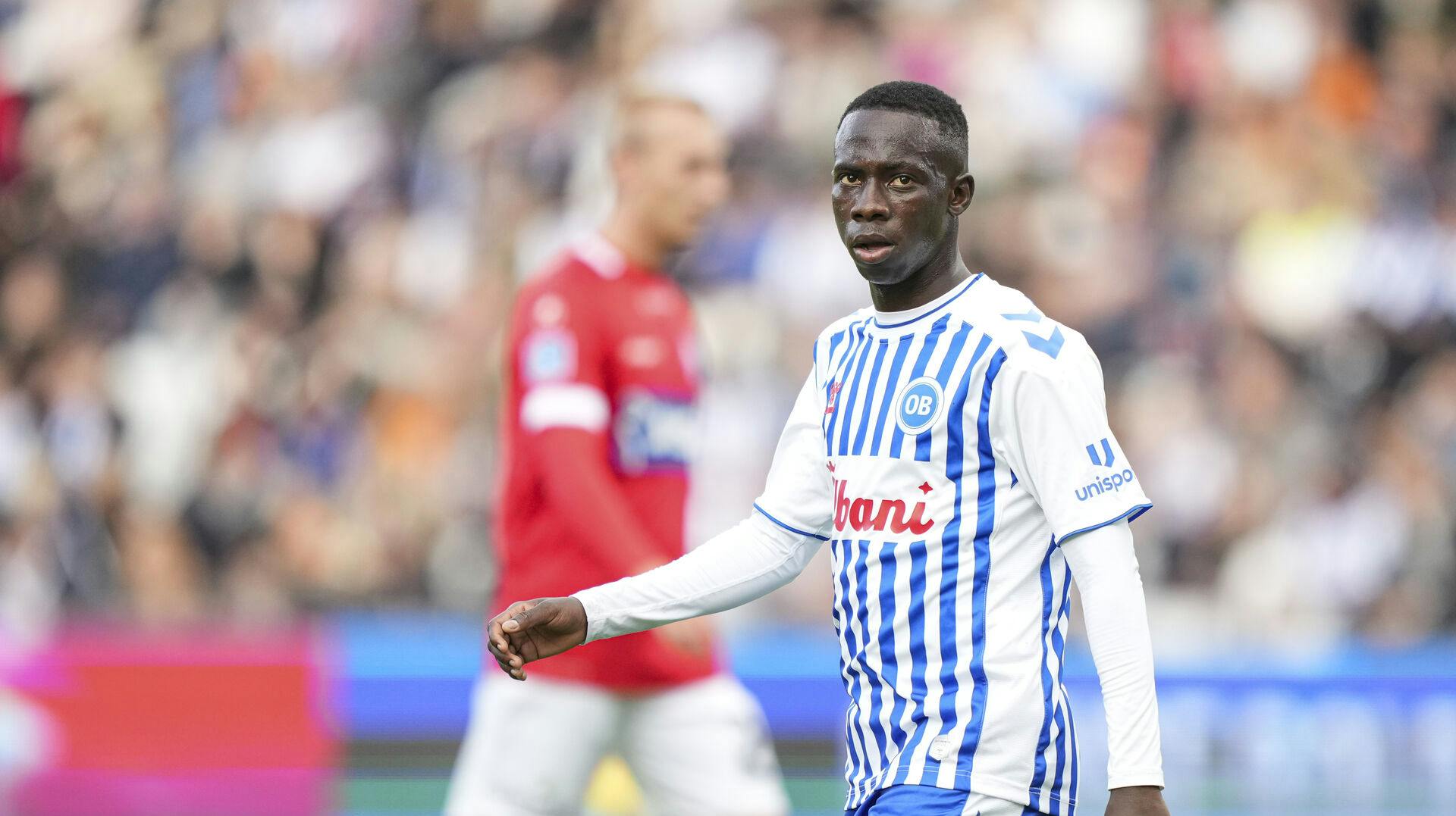Yankuba Minteh er sygemeldt på ubestemt tid. Det fortæller OB på deres hjemmeside efter den unge komet i weekenden var udeladt fra truppen grundet et brud på klubbens interne husregler.