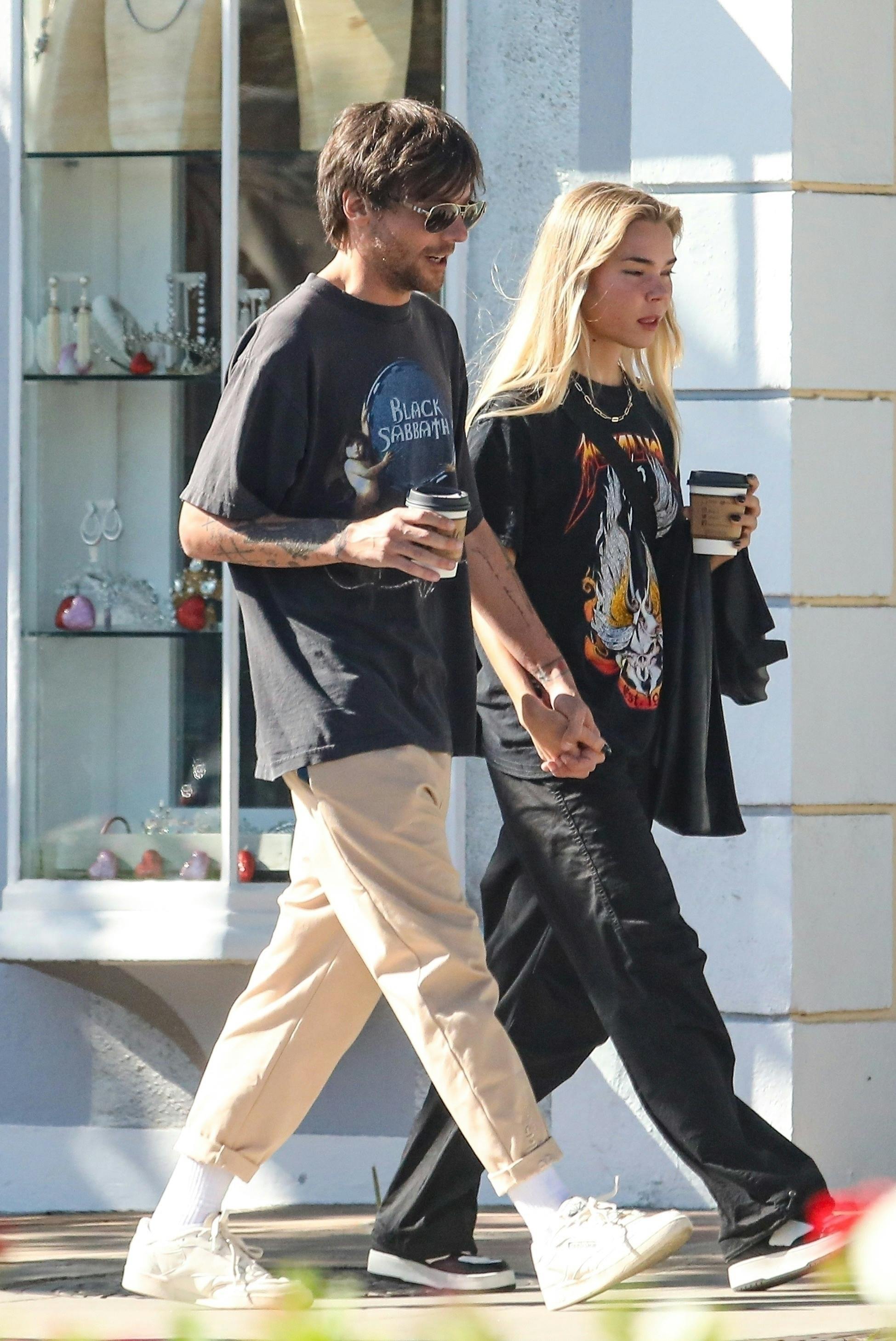 Parret deler øjensynligt tøj- og musiksmag, for han har en Black Sabbath t-shirt på, mens hun er iført en Metallica t-shirt. 