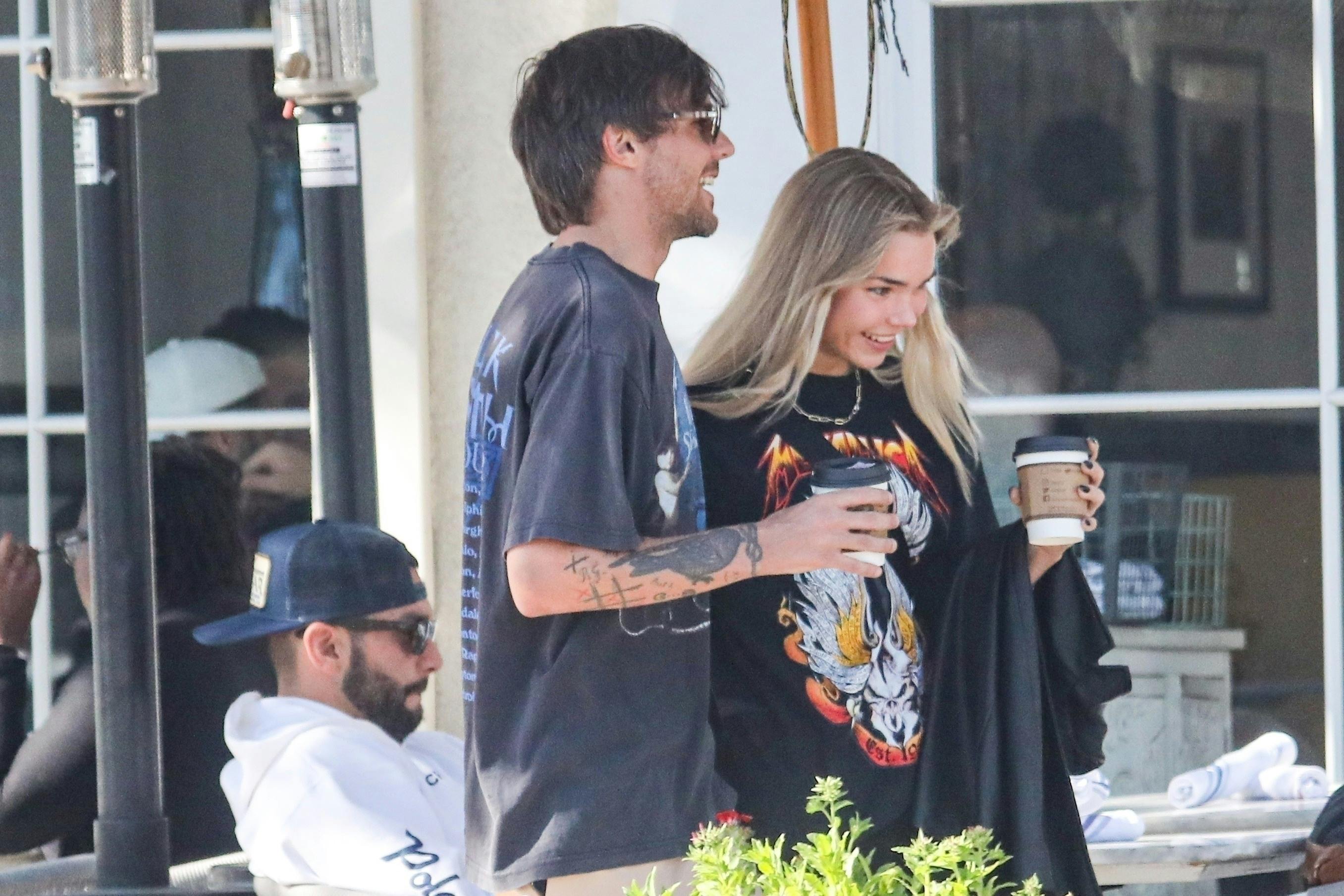 Om det er koffeinen eller selskabet – eller kombinationen af begge – der får det unge par til at smile, skal være uvist. Men glade ser de da ud. 