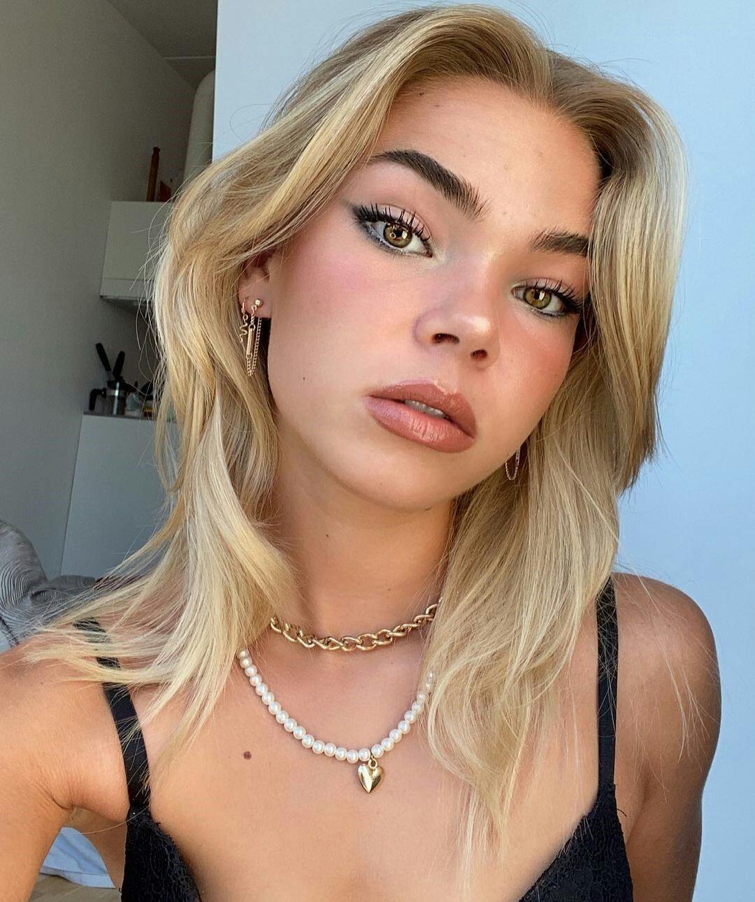 21-årige danske Sofie Nyvang er kommet i det offentlige søgelys, efter hun er blevet fotograferet hånd i hånd med Louis Tomlinson. 