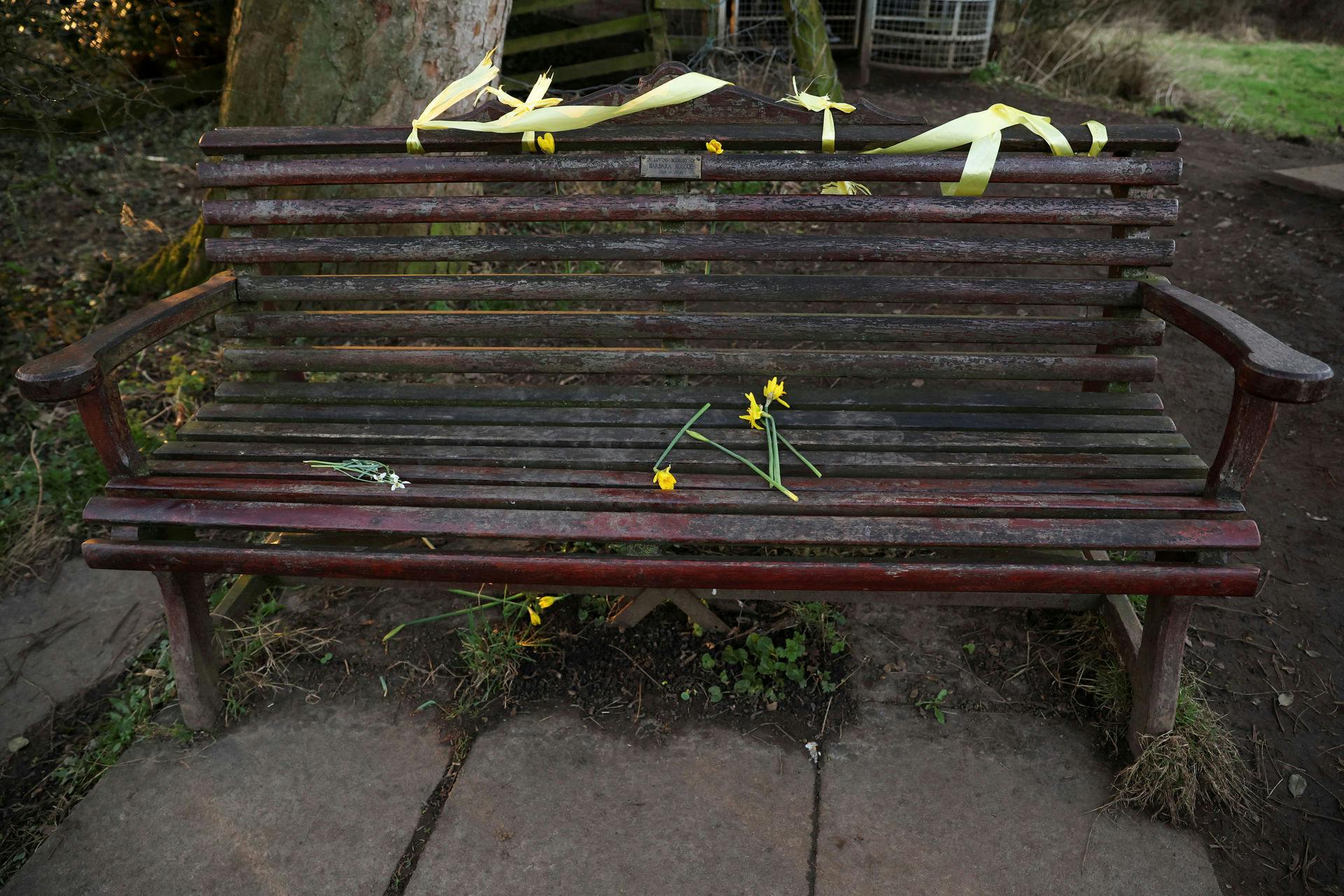 Efter politiet meddelte, at de havde fundet et lig, er der blevet lagt blomster på den bænk, hvor Nicola Bulleys mobil blev fundet.&nbsp;
