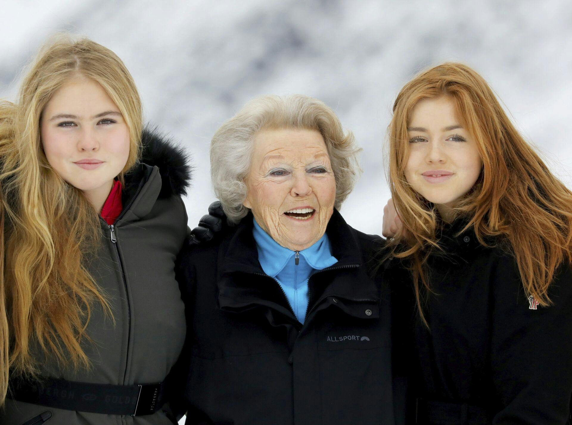 Prinsesse Amalia, prinsesse Alexia og prinsesse Beatrix i 2020. Nu er den 85-årige prinsesse Beatrix kommet til skade på løjperne.&nbsp;
