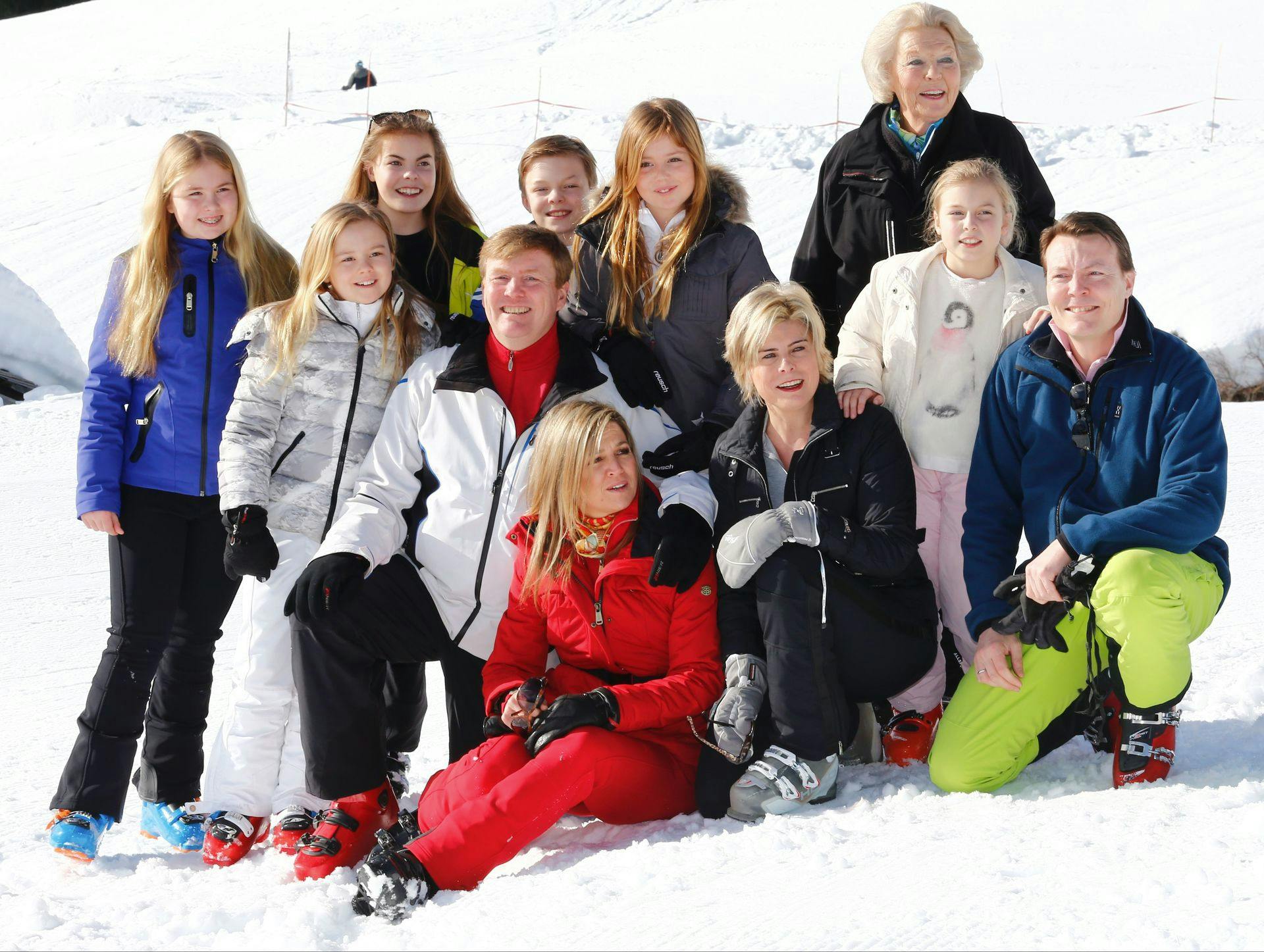Prinsesse Catharina-Amalia, prinsesseEloise, prinsesses Ariane, kong Willem-Alexander, prins Claus-Casimir, prinsesse Alexia, dronning Maxima, prinsesse Beatrix, prinsesse Laurentien, prinsesse Leonore og prins Constantijn under en skiferie i 2016.