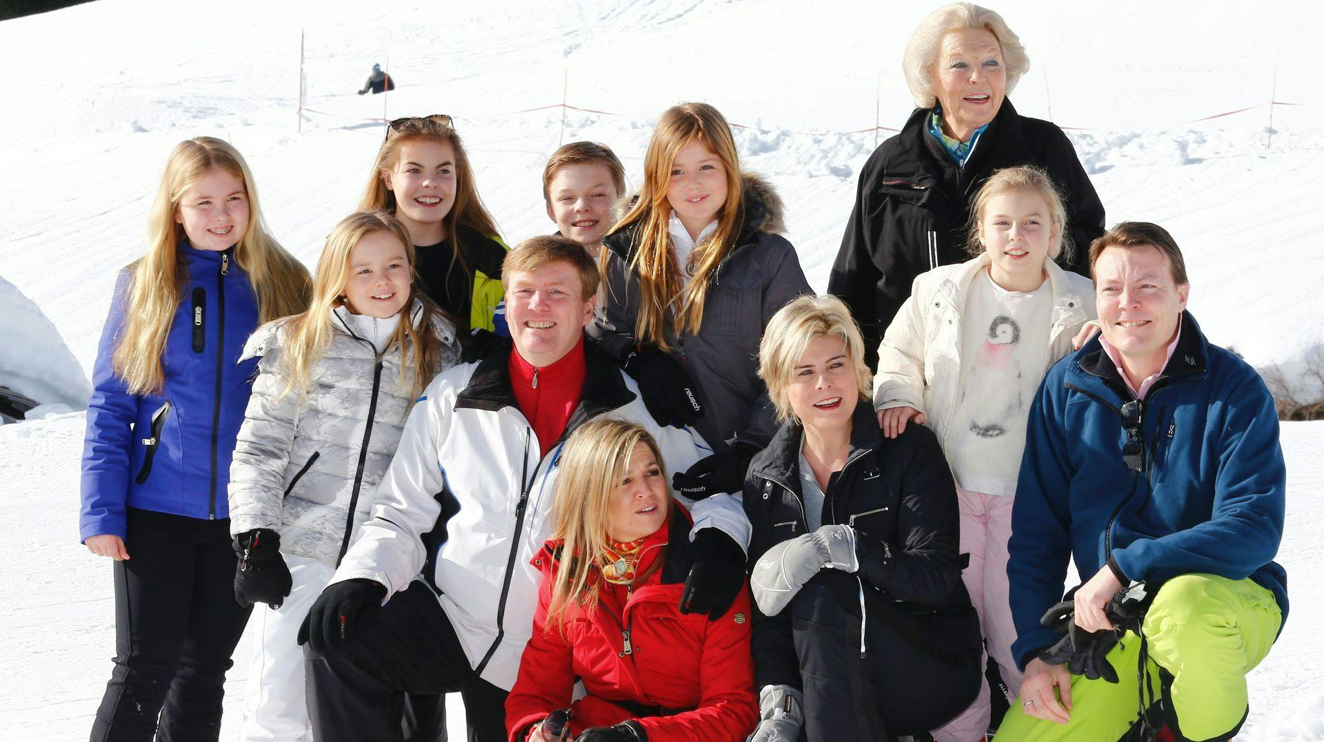 Prinsesse Catharina-Amalia, prinsesseEloise, prinsesses Ariane, kong Willem-Alexander, prins Claus-Casimir, prinsesse Alexia, dronning Maxima, prinsesse Beatrix, prinsesse Laurentien, prinsesse Leonore og prins Constantijn under en skiferie i 2016.