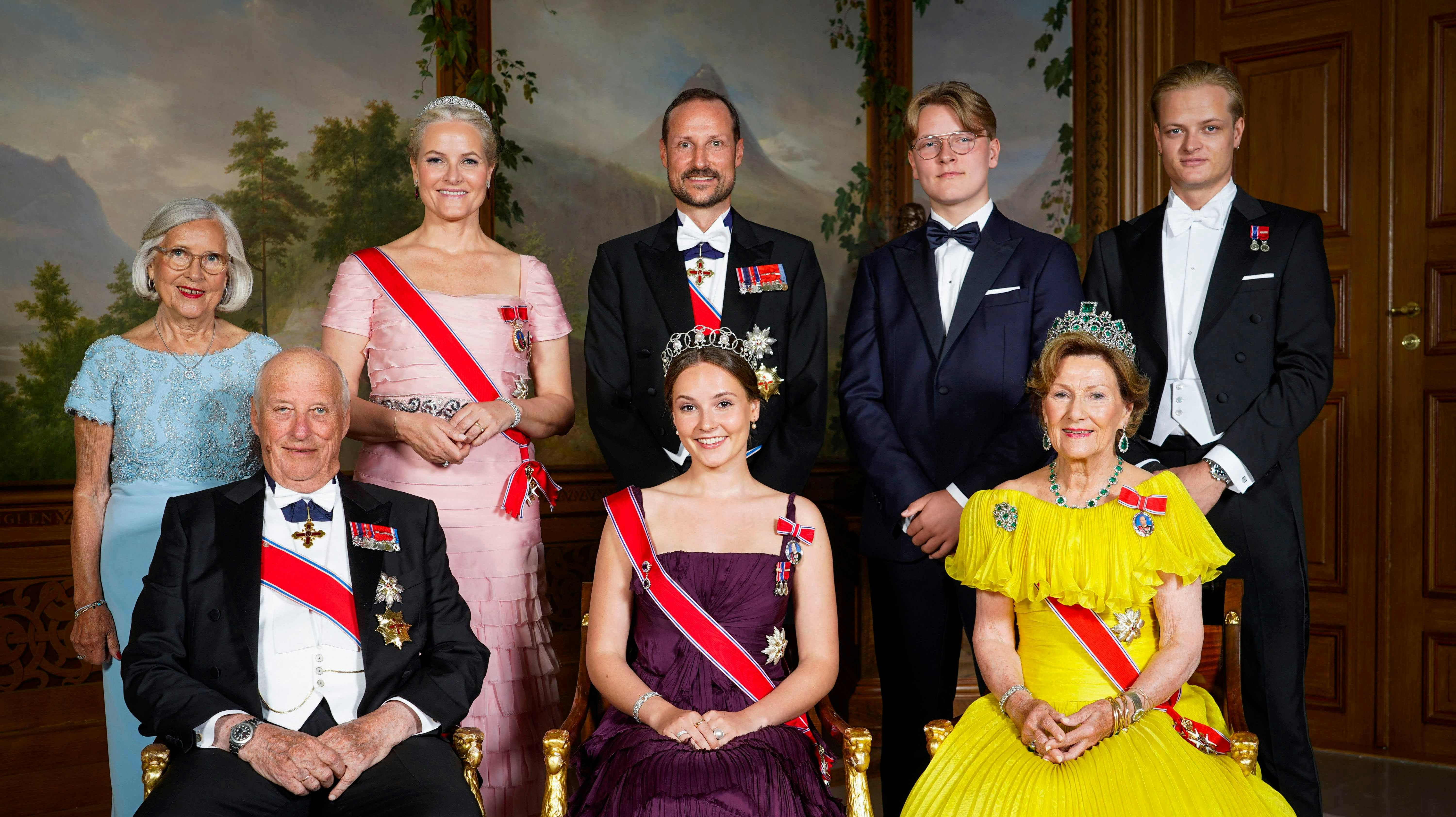 Det er Marius Borg Høiby oppe i øverste højre hjørne. Her står han med resten af den norske kongefamilie. nbsp;