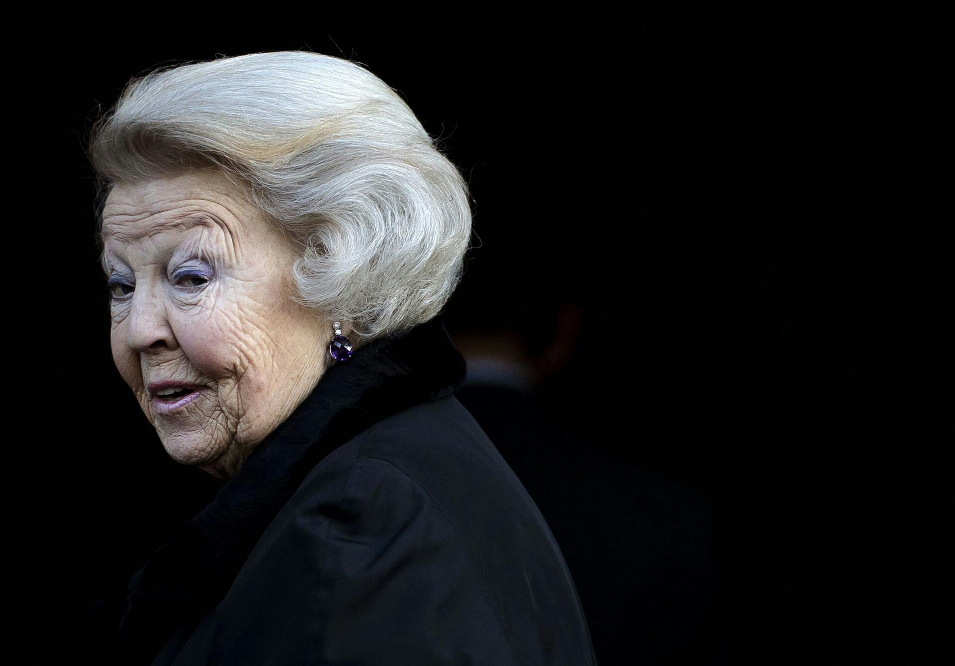 Prinsesse Beatrix er en ivrig skiløber trods en alder på 85 år. Nu har hun dog brækket sit ene håndled. 