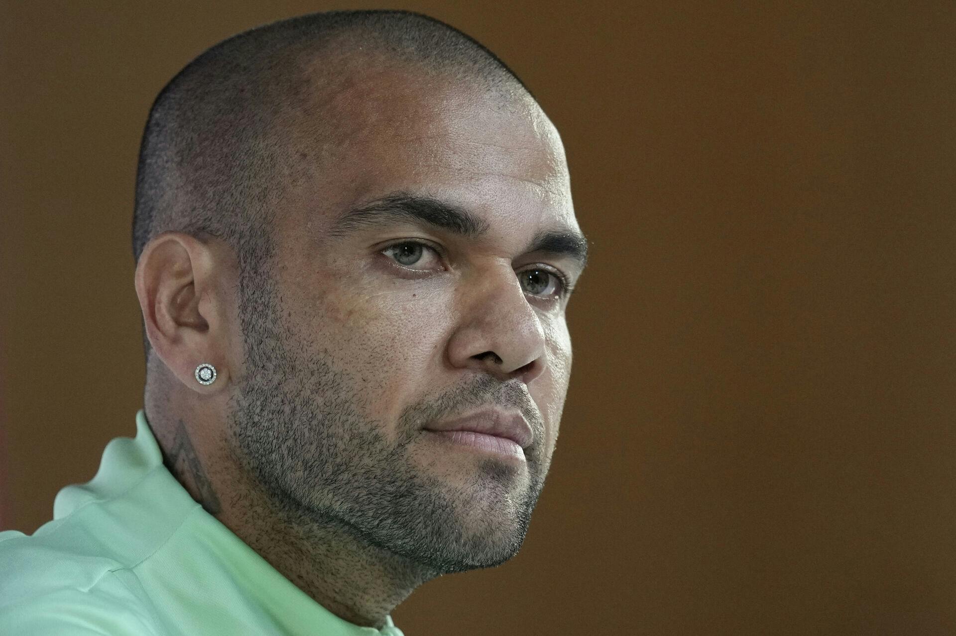 Dani Alves får ikke lov til at blive løsladt fra de spanske fængselsceller, da den spanske domstol frygter, at brasilianeren flygter tilbage til hjemlandet inden der er faldet dom i hans sag, hvor han er anklaget for voldtægt.