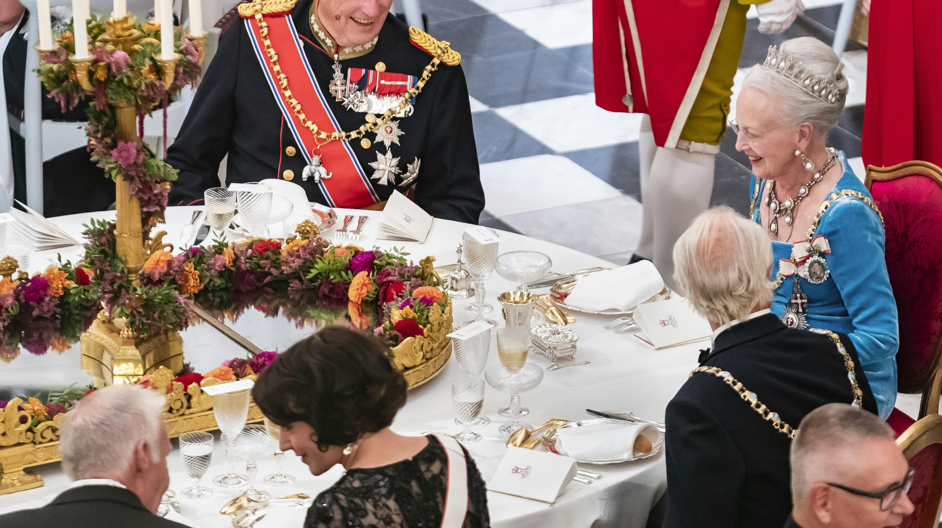 I dag, tirsdag den 21. februar, hylder kong Harald 86 år. Her ses han til fest med dronning Margrethe.
