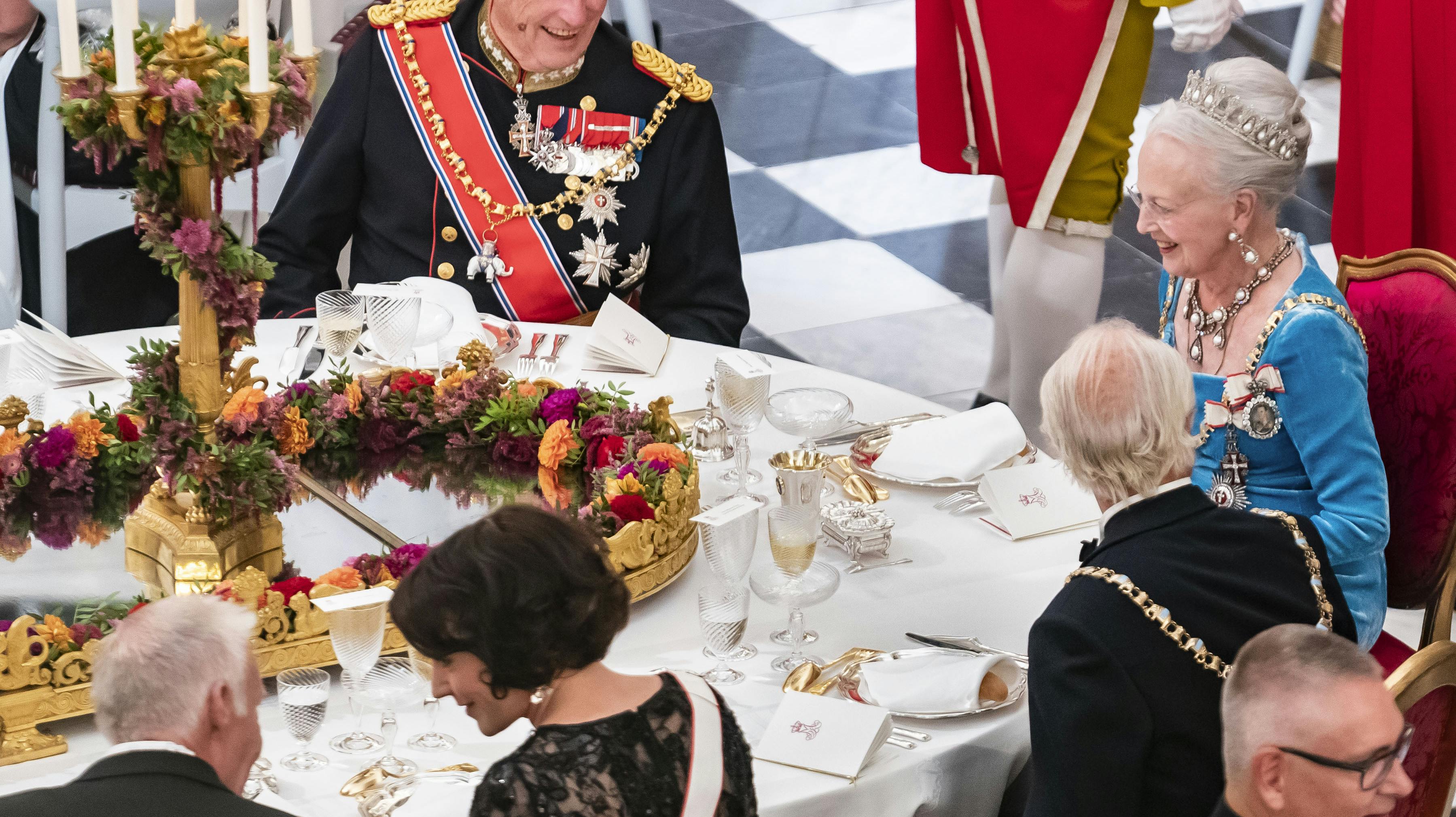 I dag, tirsdag den 21. februar, hylder kong Harald 86 år. Her ses han til fest med dronning Margrethe.