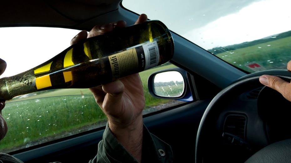 En kvinde havde indtaget så meget alkohol, at hun gav politiet en cd i stedet for sit kørekort.