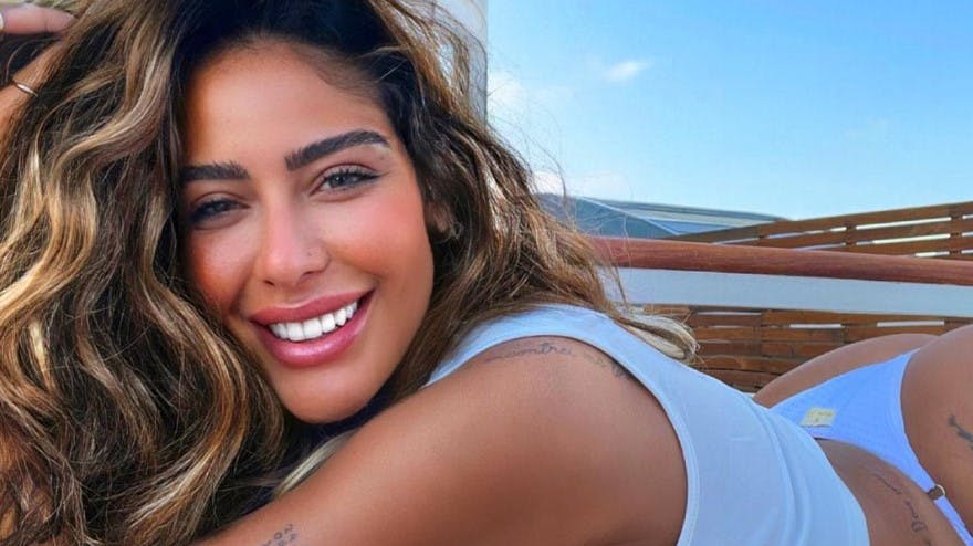 Rafaella Santos er særdeles glad for at vise sig frem i diverse bikinier, og nu fik hun også chancen for at gøre det samme til den store Rio Carnival.