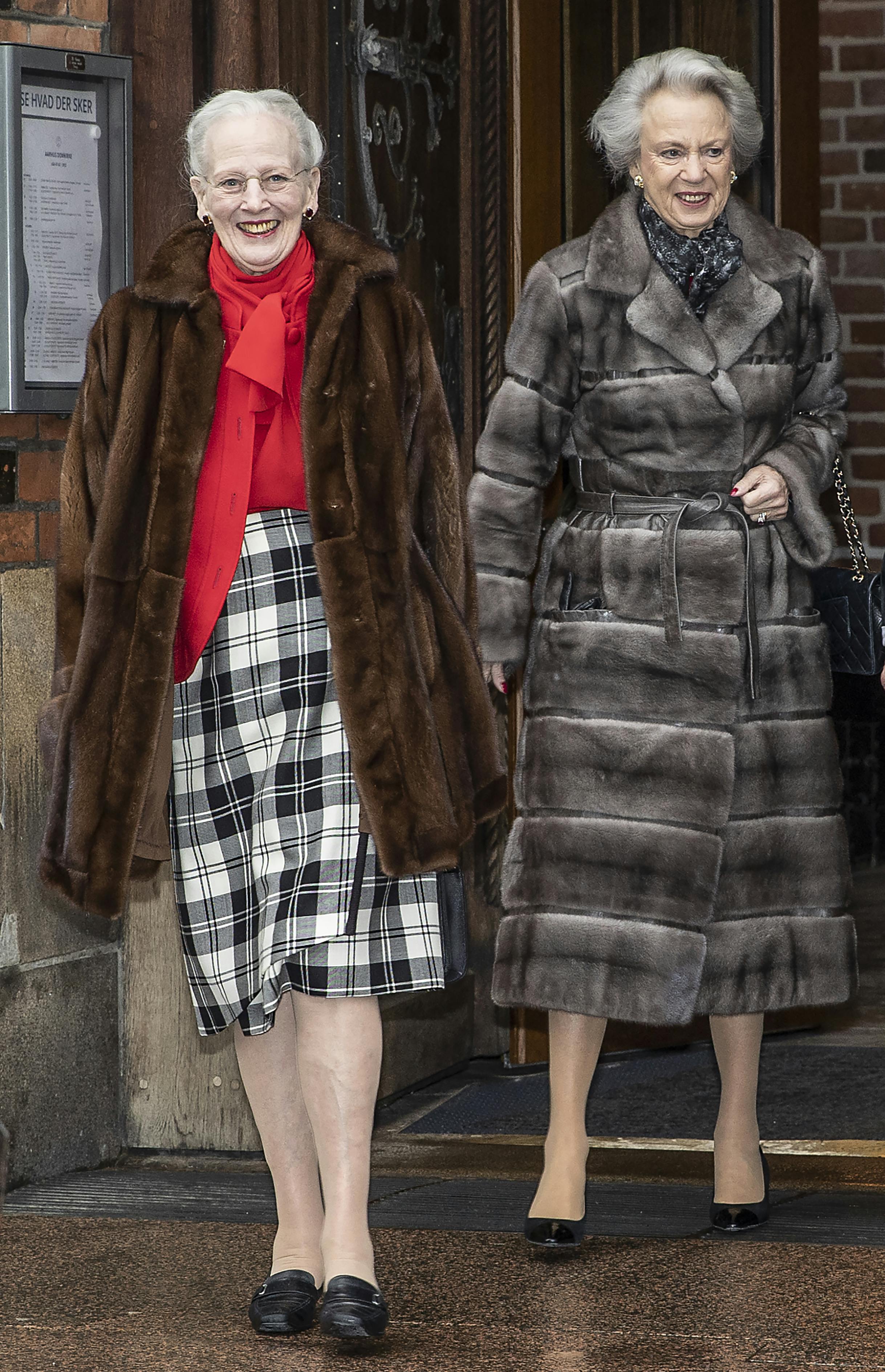 Dronning Margrethe og prinsesse Benedikte til julegudstjeneste sidste år.