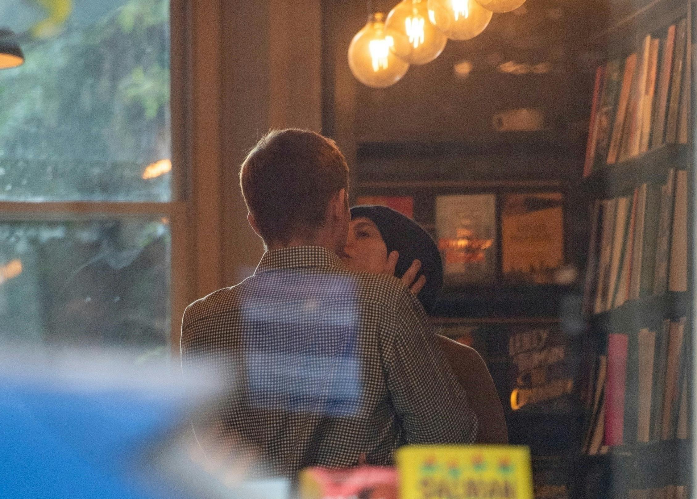 De to kunne ikke holde fingrene fra hinanden og kyssede midt i en boghandel.&nbsp;
