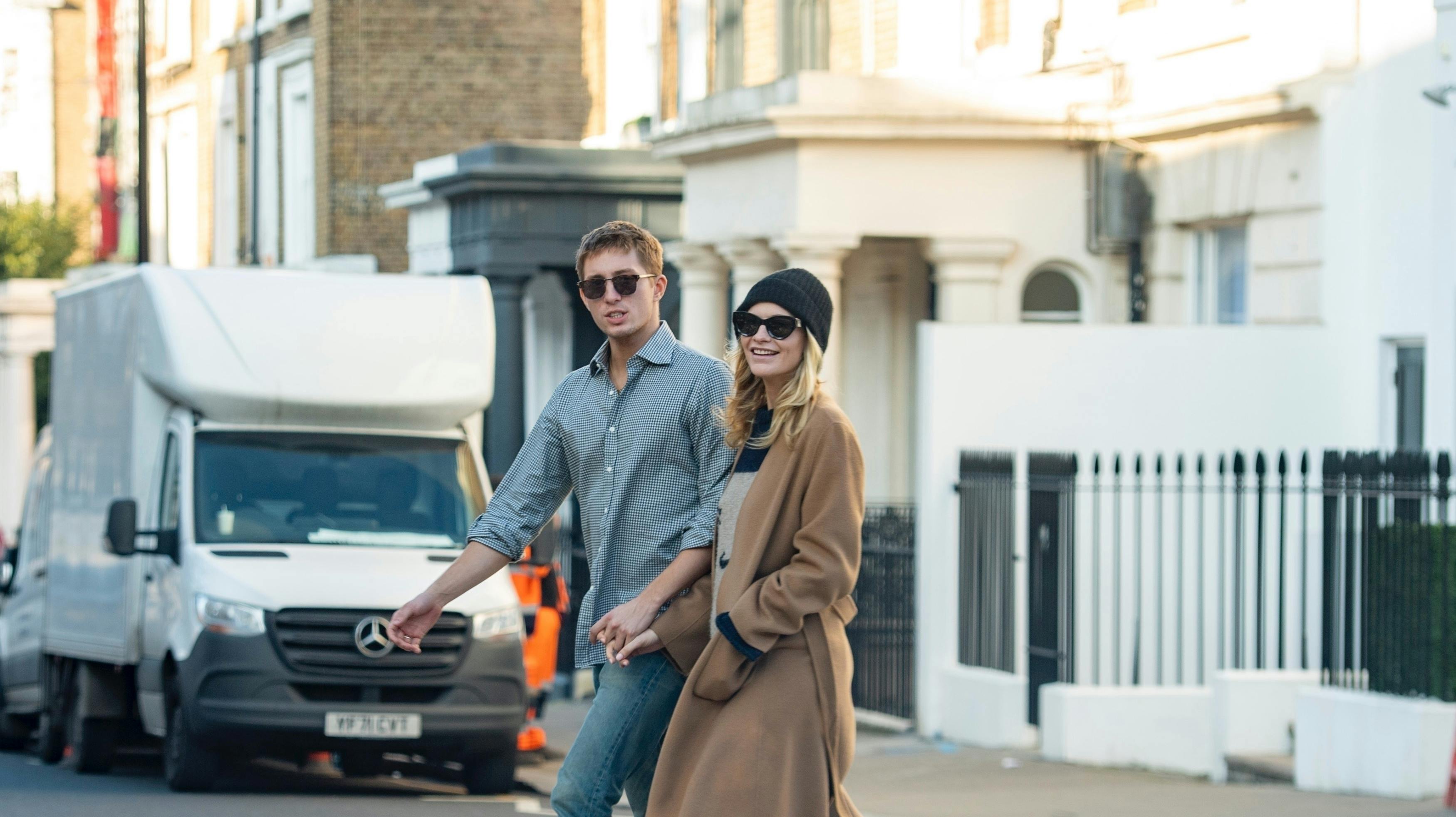 Smilene er store hos prins Konstantin-Alexios, 24, og Poppy Delevingne, 36, der nyder hinandens selskab i det vestlige London. 