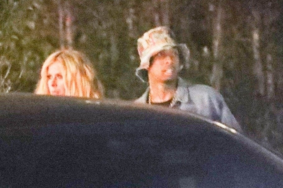 Her forlader Avril Lavigne og Tyga kendisrestauranten Nobu sammen den 19. februar. 