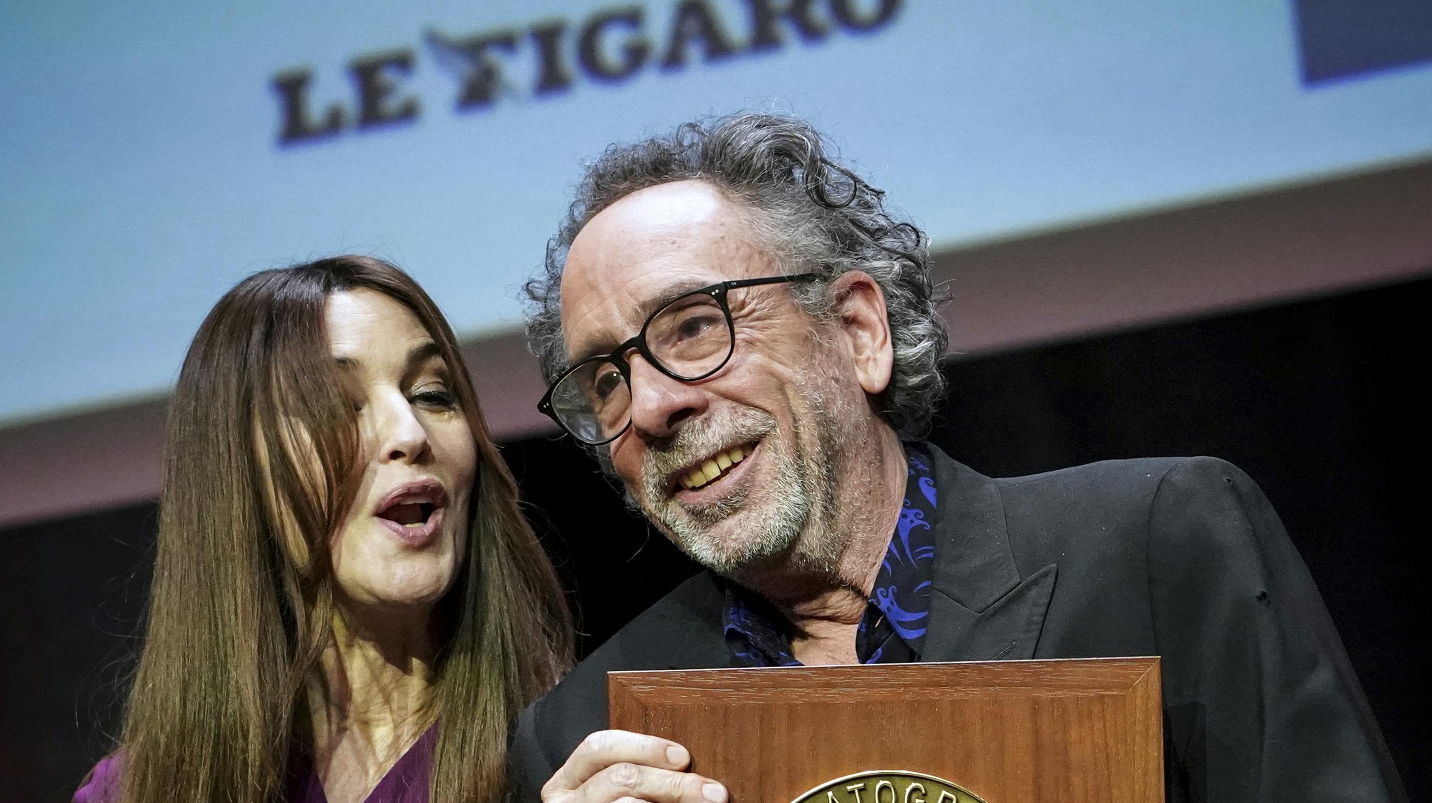Monica Bellucci og Tim Burton har datet i al hemmelighed i fire måneder. Her ses de sammen ved en filmfestival i franske Lyon.