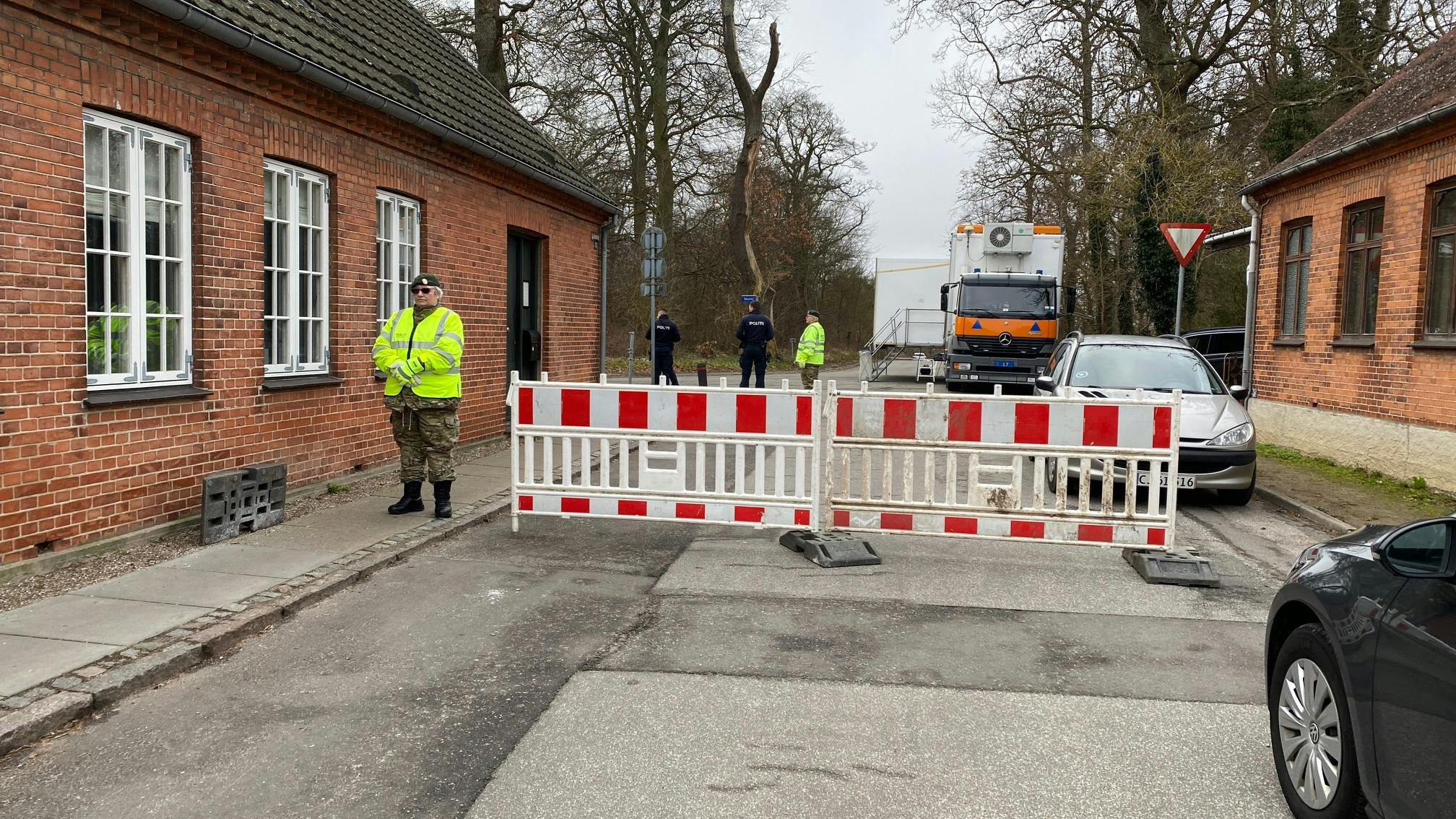 Politiet har afspærret flere veje i forbindelse med deres tilstedeværelse - det vides ikke, hvad politiet leder efter.