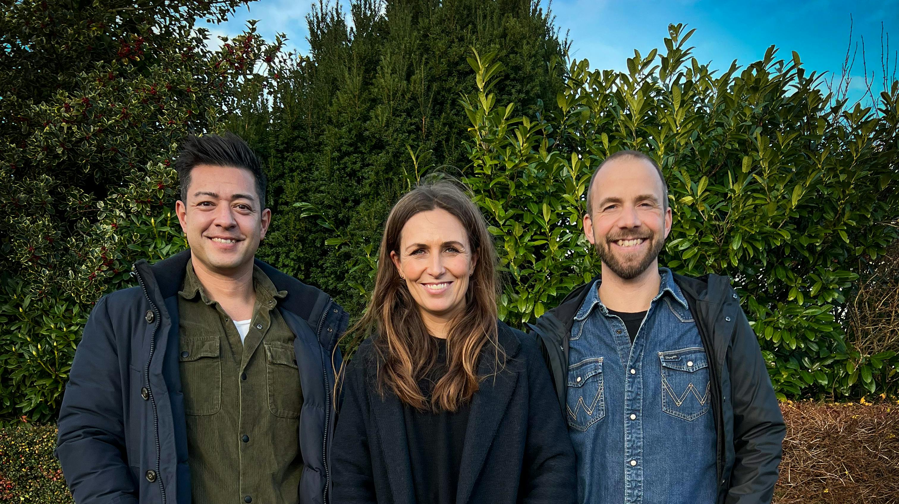 Dennis Lindequist med kollegerne Søren Vester og Line Franck i DRs hit "I hus til halsen". 