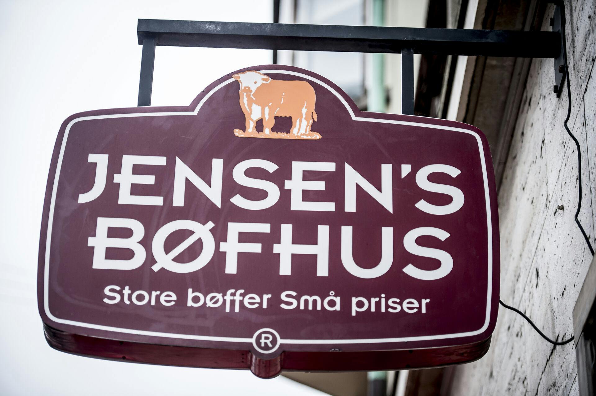 Restaurant Jensens Bøfhus har valgt at fjerne favoritsaucen fra menukortet, men det er flere kunder mildest talt ikke tilfredse med.