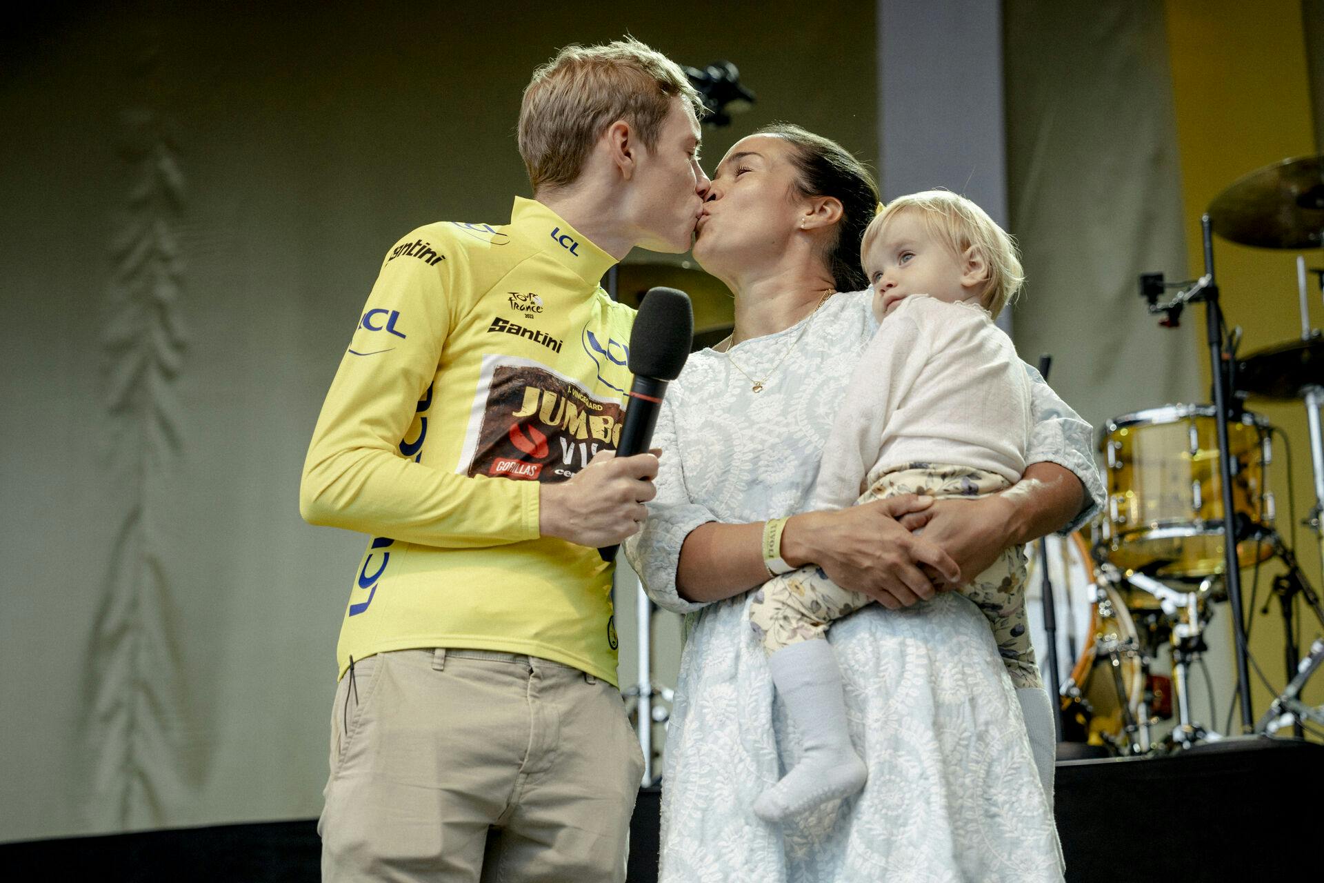 Jonas Vingegaard måtte forlade sit hold for at tage hjem til kæresten Trine Marie Hansen. nbsp;