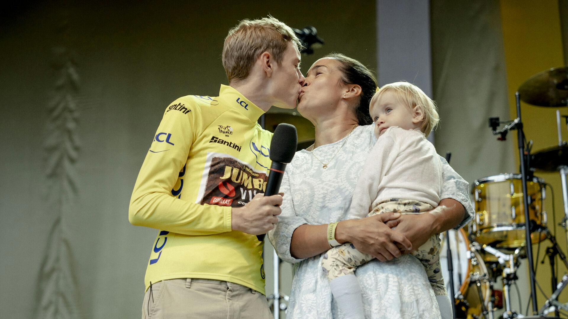 Jonas Vingegaard måtte forlade sit hold for at tage hjem til kæresten Trine Marie Hansen. nbsp;